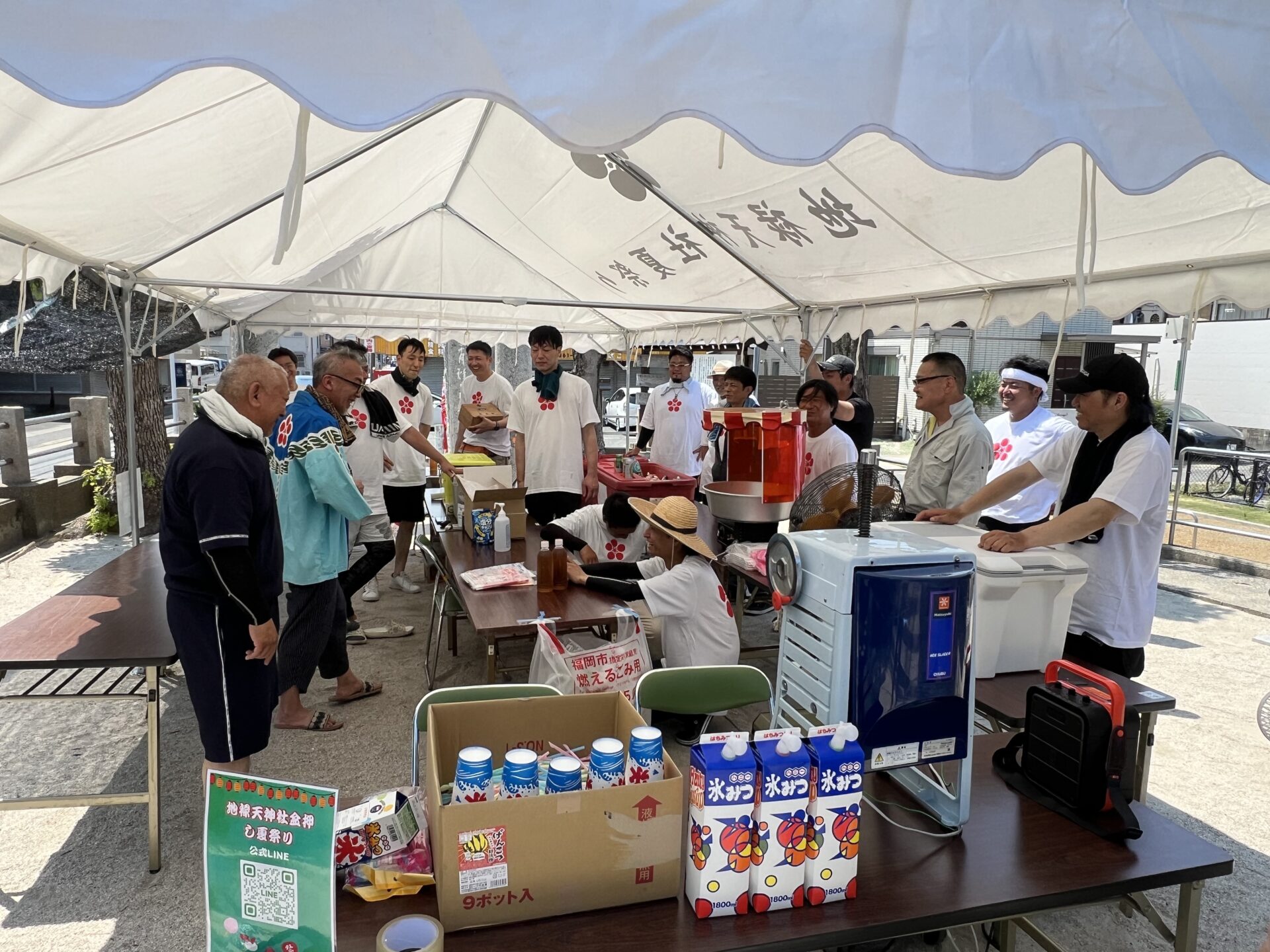 模擬店の準備が整う様子（かき氷・綿菓子・飲み物ブース）