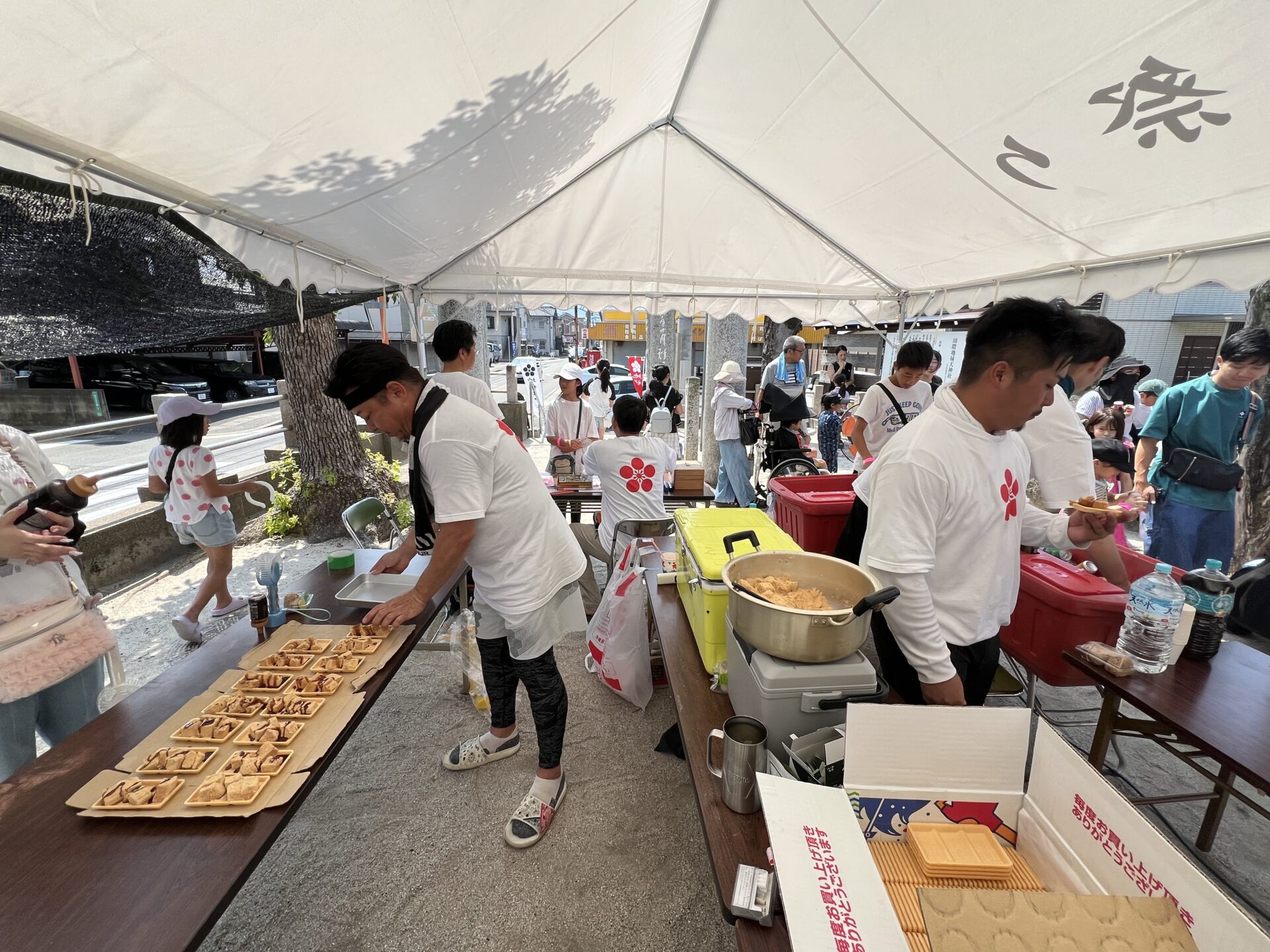 わらび餅やかき氷の準備が整うテーブル