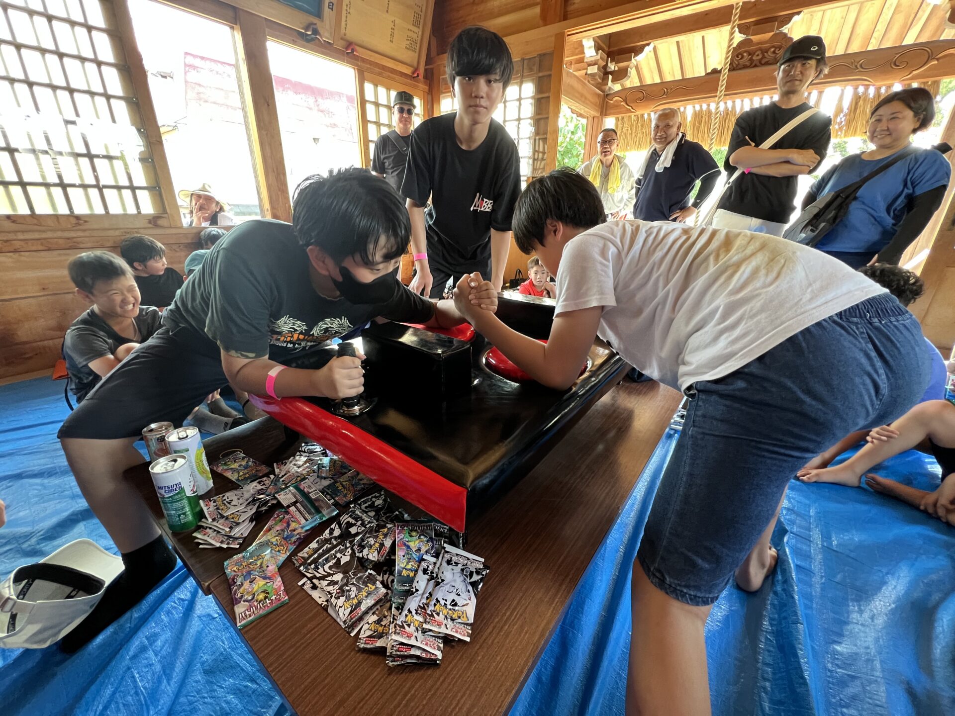 アーム台の向こうで見守る仲間と大人たち