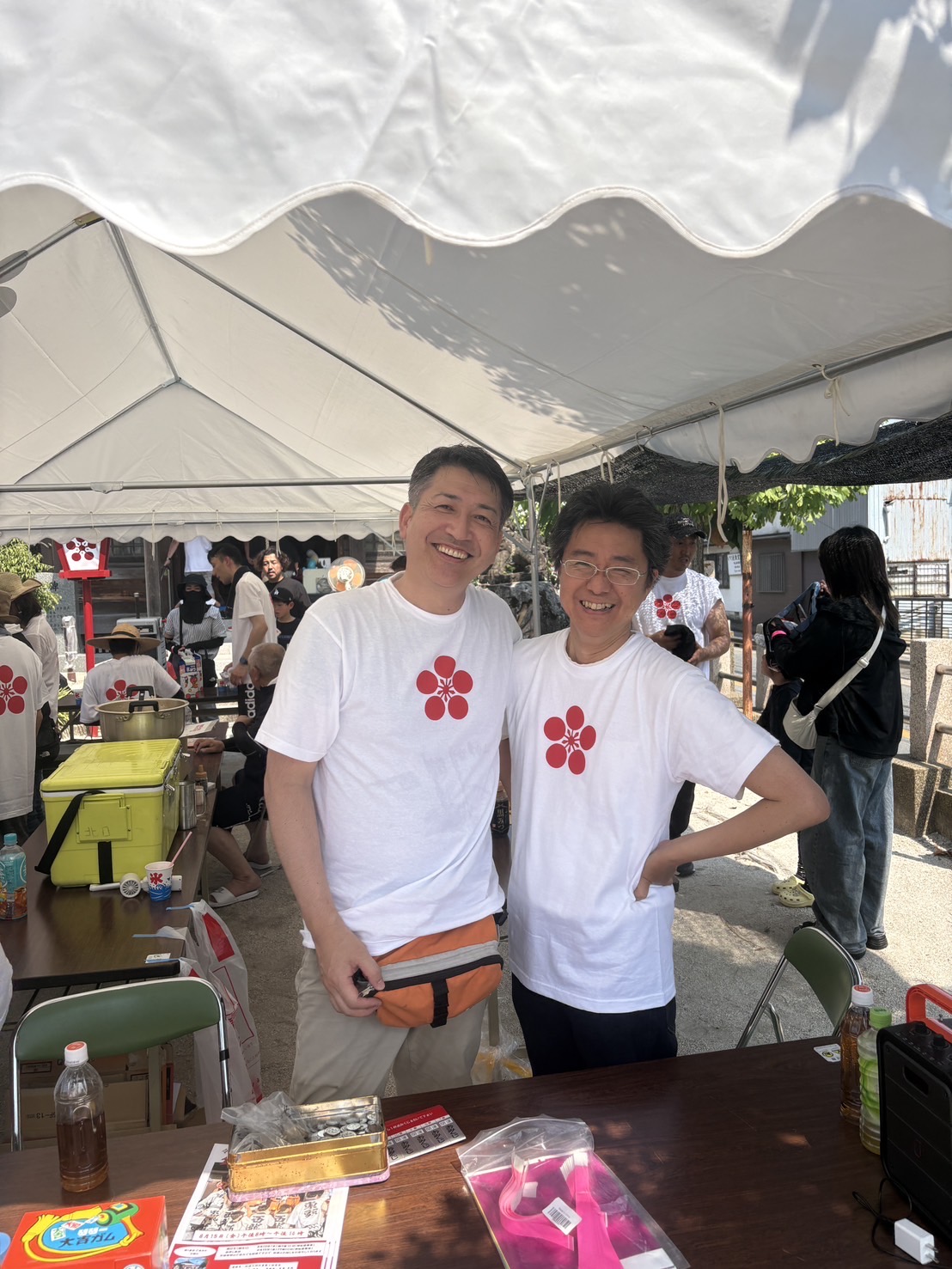 スタッフTシャツを着て並ぶ二人の笑顔