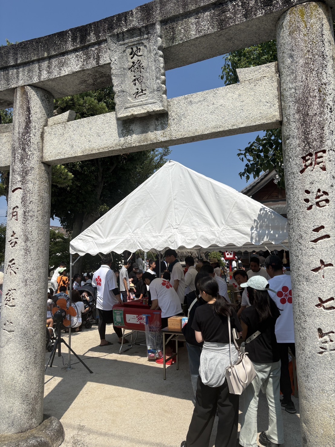鳥居の下に広がる模擬店ブースと来場者の列
