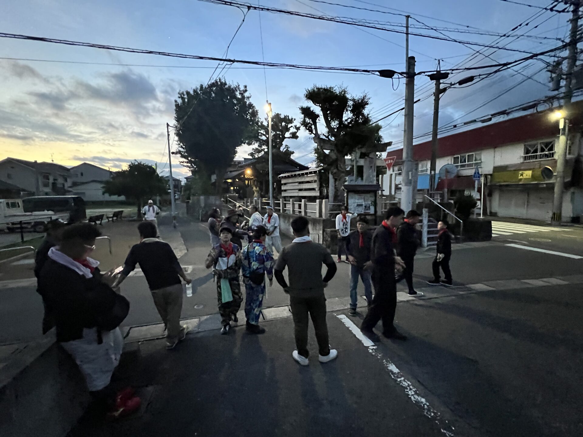 福岡市夏祭り・地禄天神社の茅切りに向け出発準備をする参加者たち（早朝の集合風景）