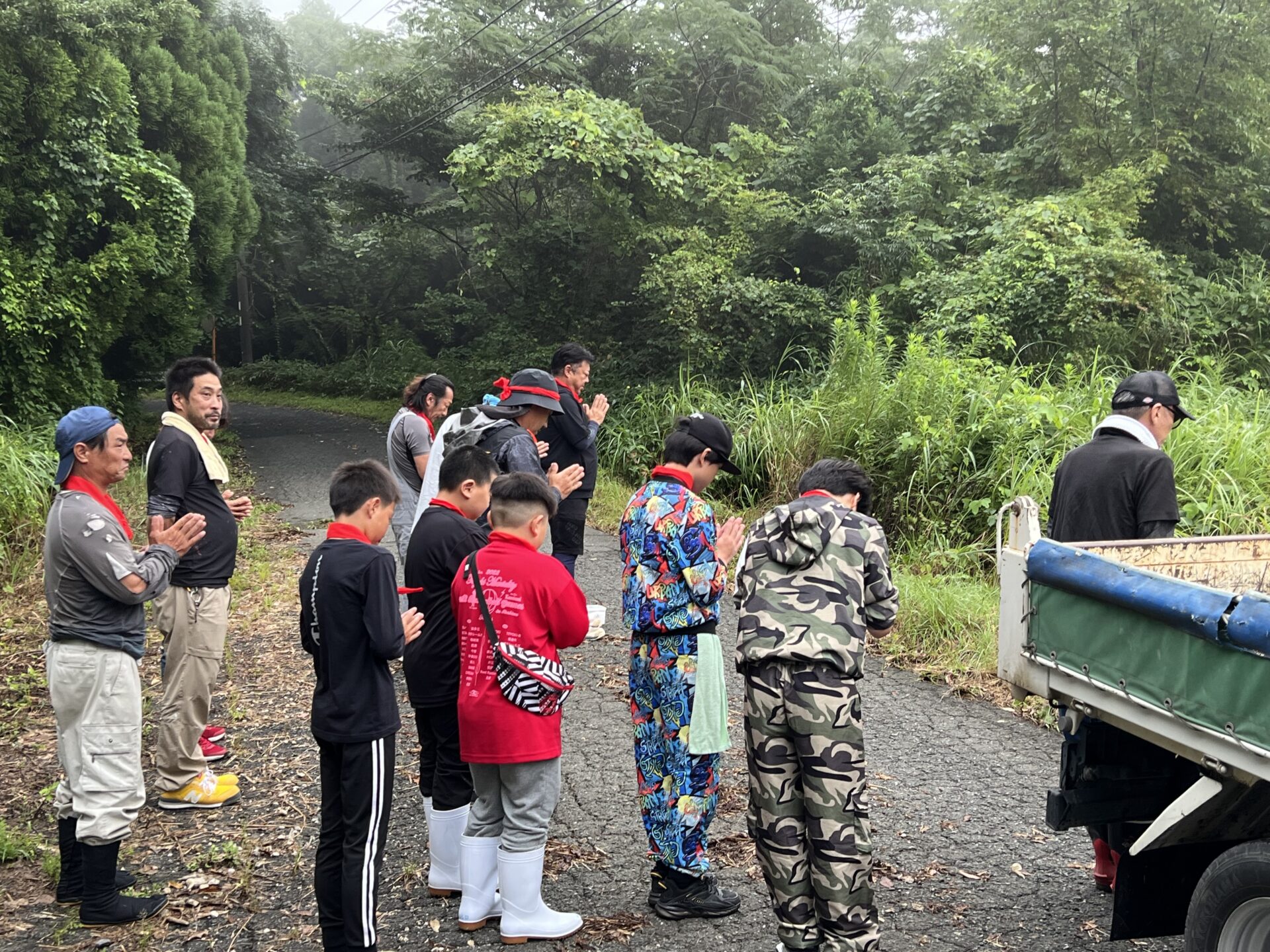 佐賀の山でお酒と塩を捧げて安全祈願する参加者たち