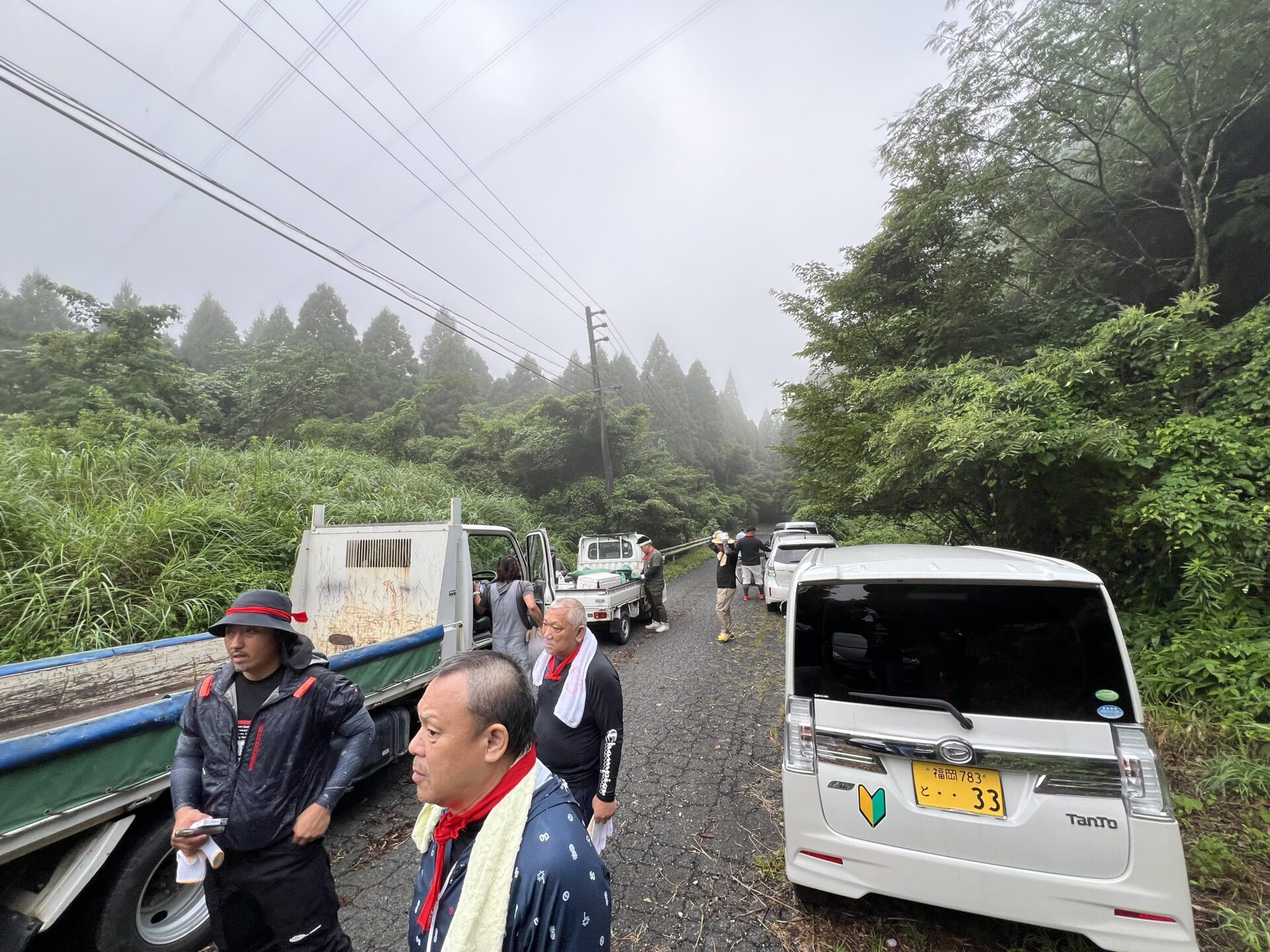 佐賀へ向かうトラック2台と車列（福岡市夏祭りの準備・茅切りへ出発）