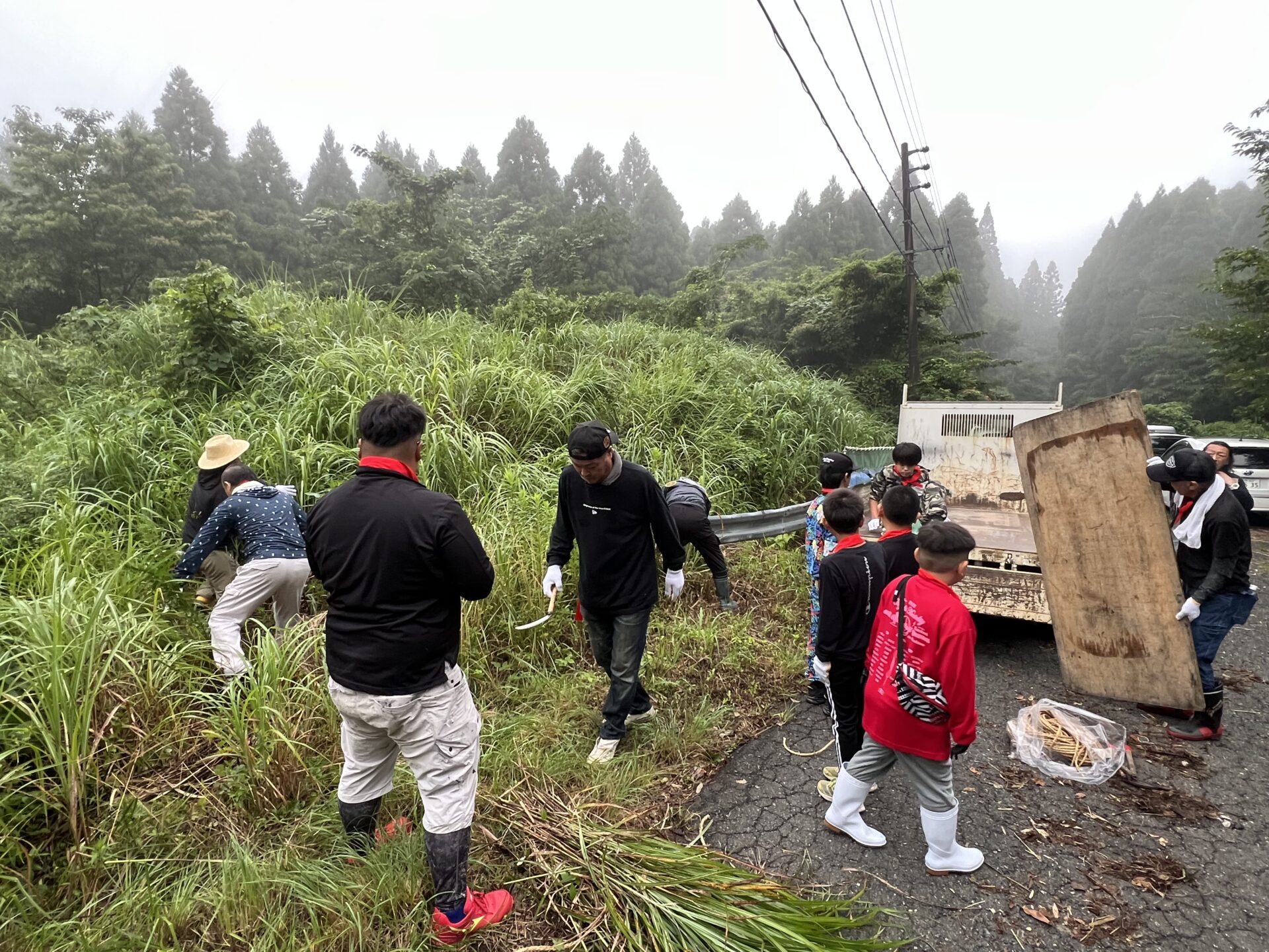 安全祈願を終え、装備を整える参加者の様子（福岡市夏祭りの準備）