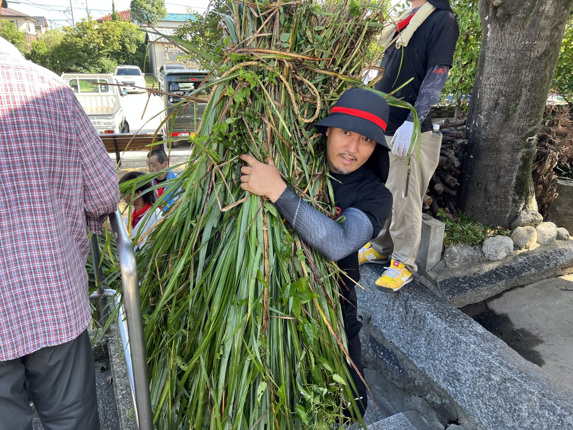 次々と積み上がる茅と編まれていく綱（作業の熱気）