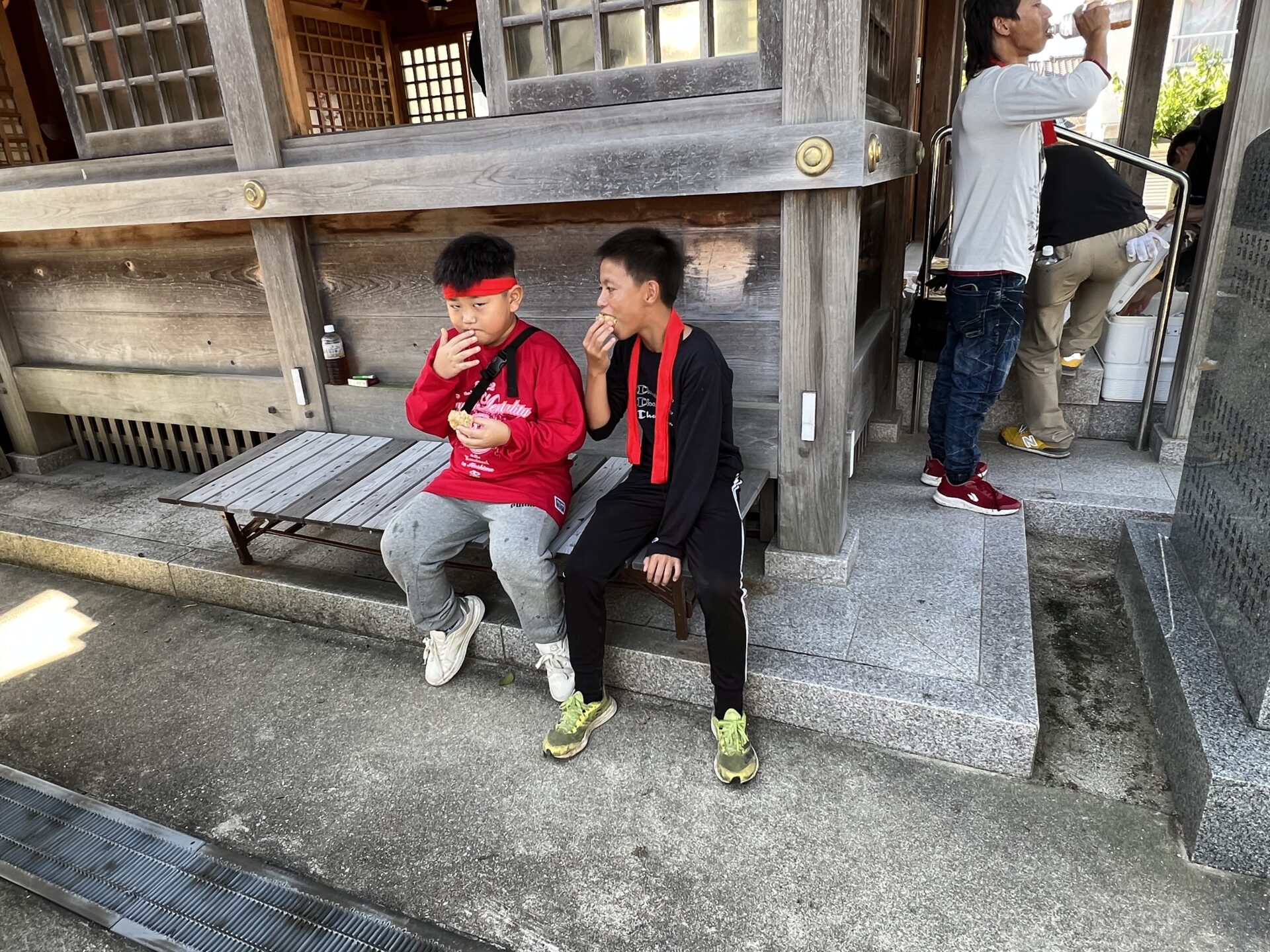婦人部が用意したおにぎりを受け取り笑顔になる子どもたち