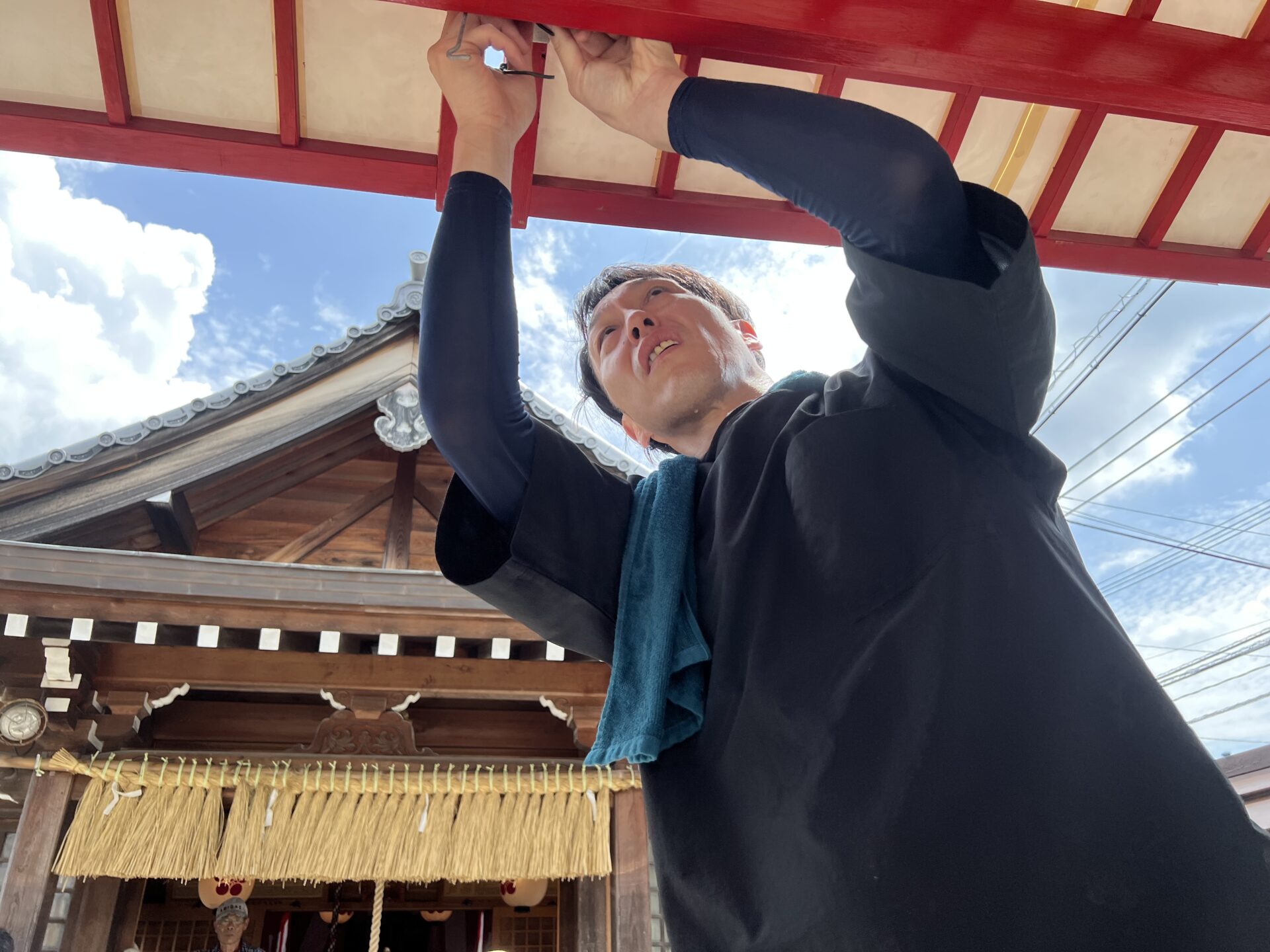 完成した大綱の前で微笑む参加者の表情（達成感のにじむ場面）