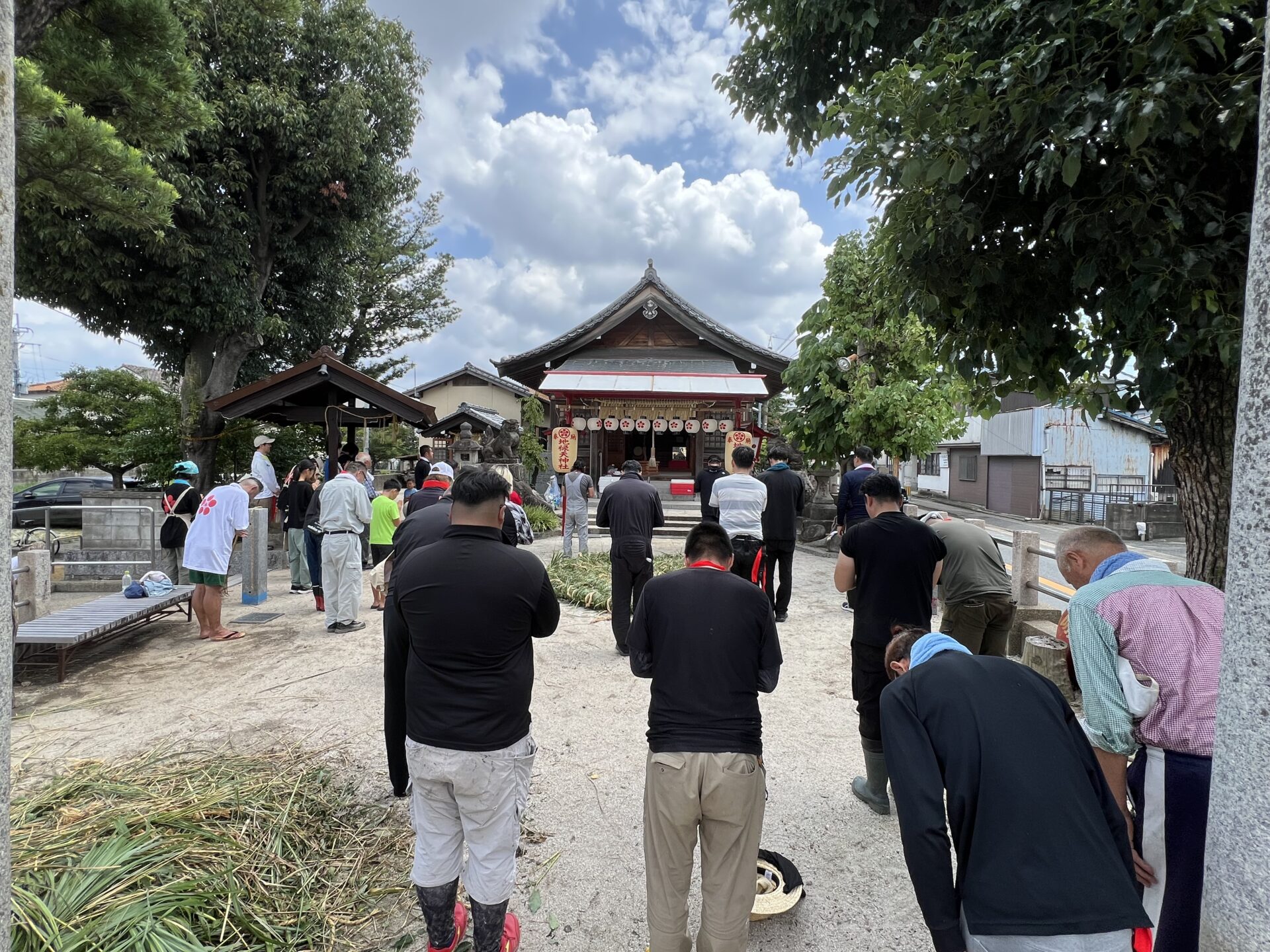 神前で一同が深く一礼する祈りの時間