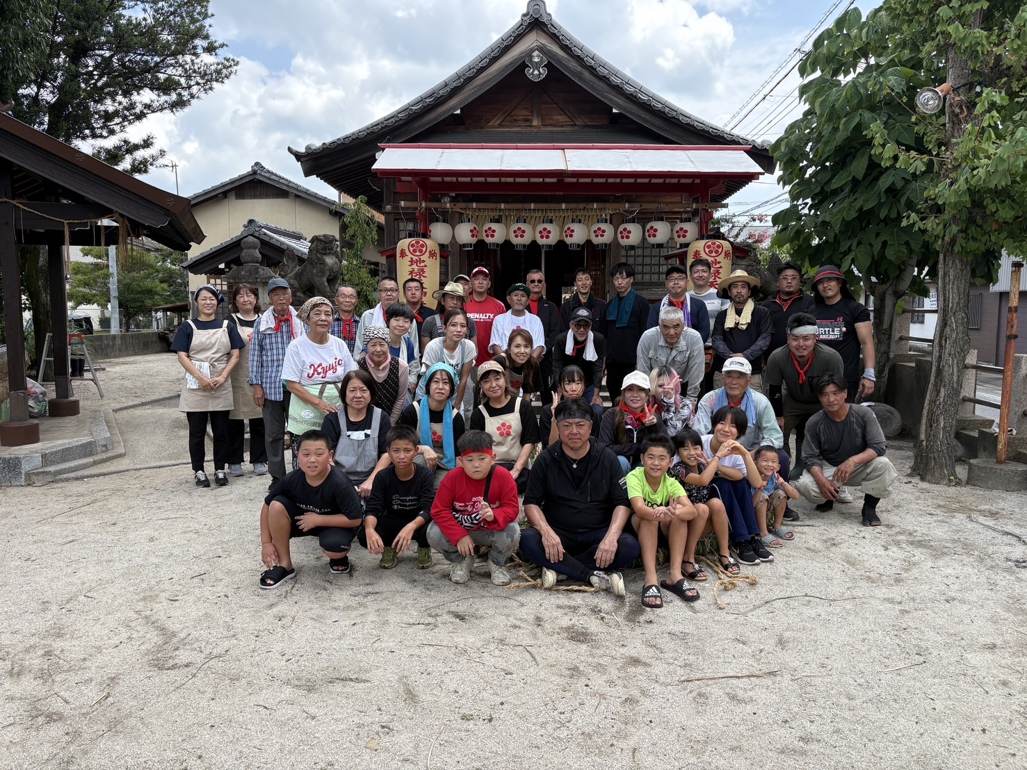 境内での集合写真（地域の絆を記録する一枚）