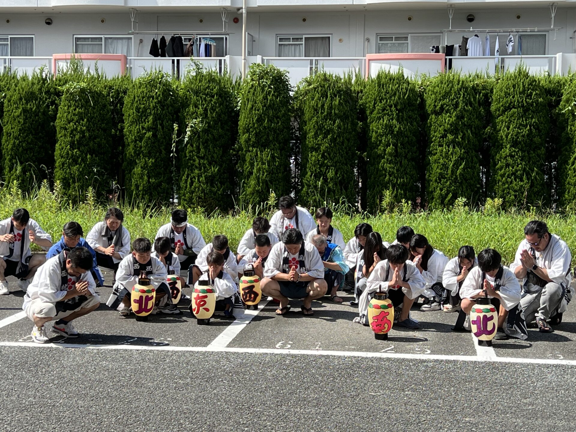 出発前、提灯を前に静かに合掌する一同（地録天神社）
