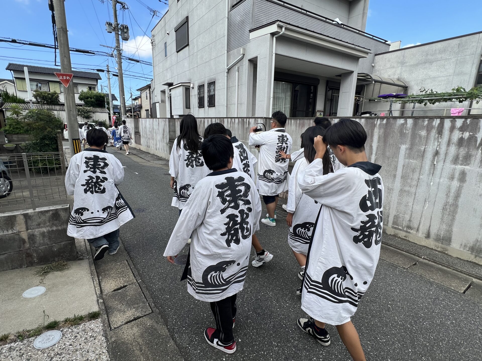 提灯の列がゆっくりと町へ動き出す様子