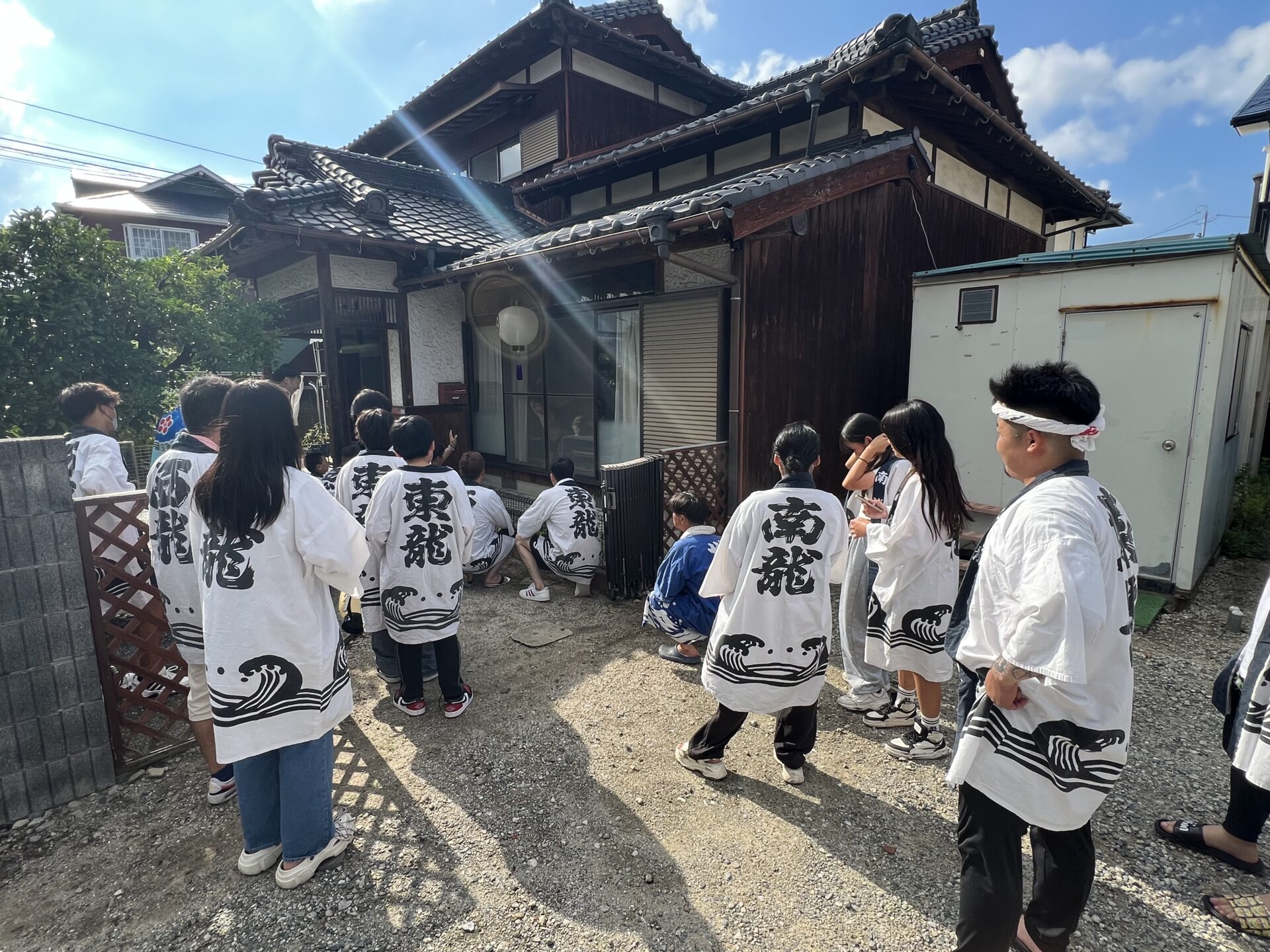 遺影を囲み輪になって祈る。静けさの中にある結束