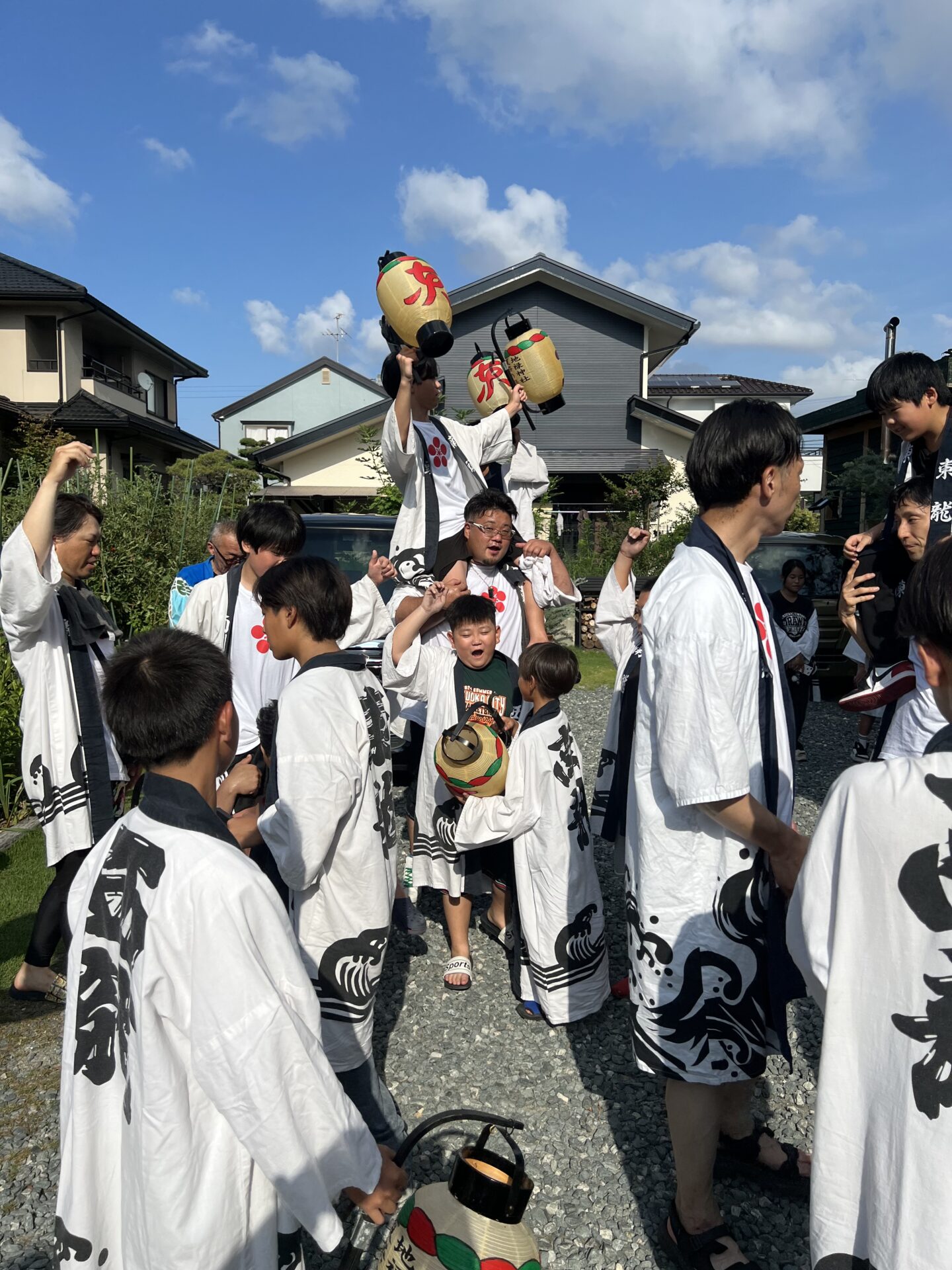 肩車で掲げる提灯。幼い子の視線が空へ向かう