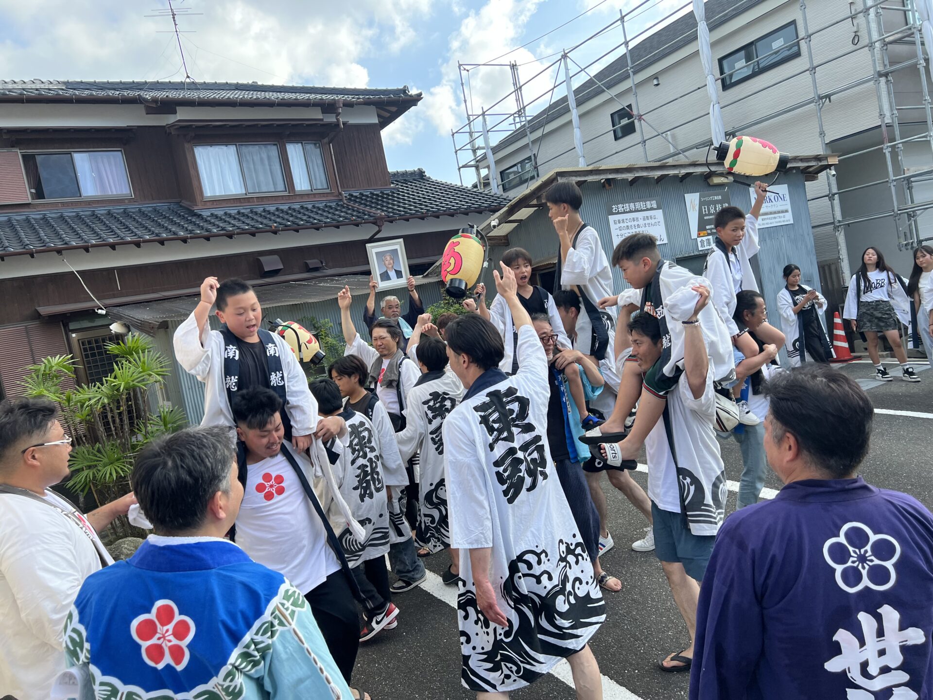 門口で微笑みを交わすご家族と青年部