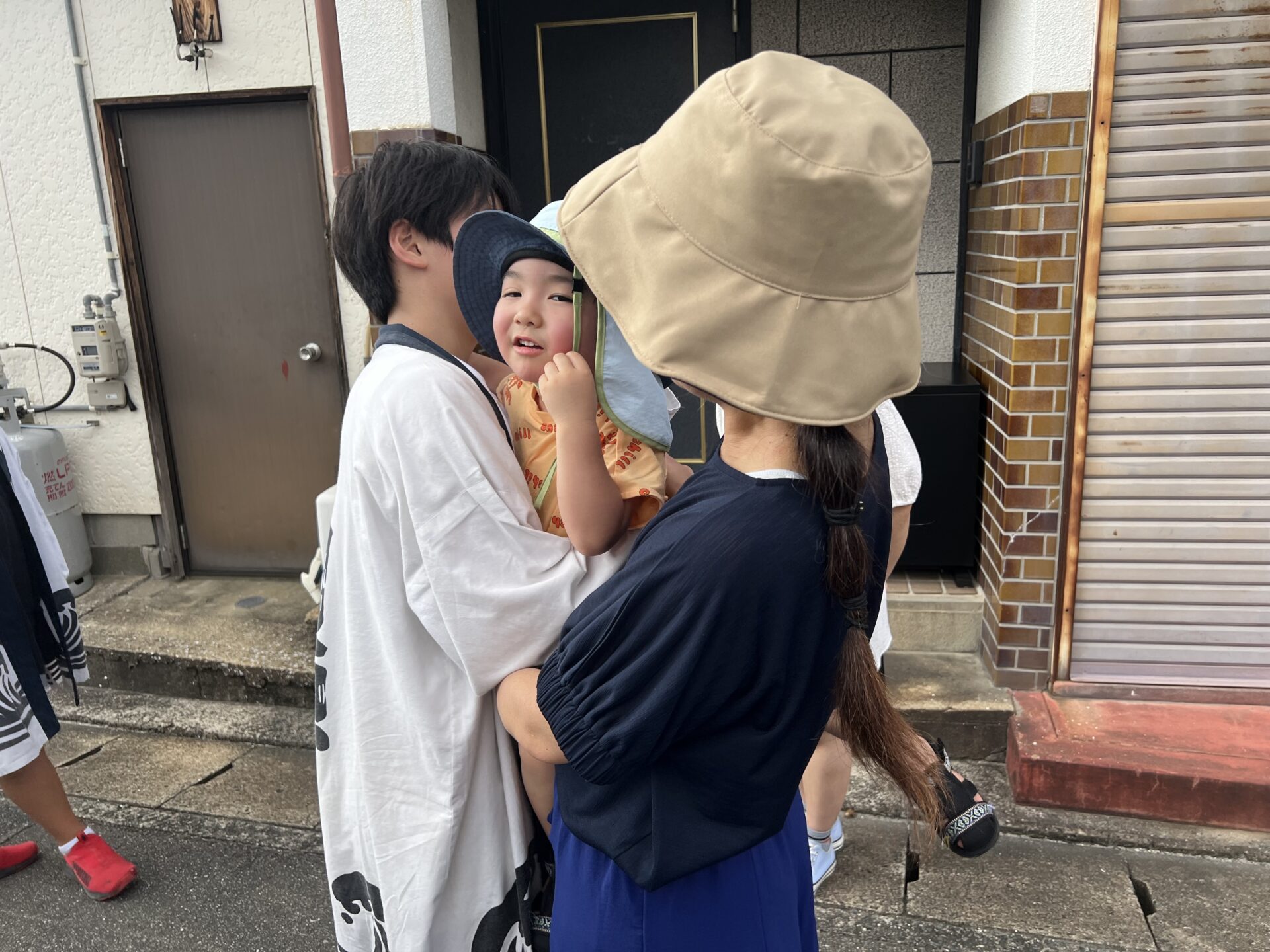 別れ際に手を握り直す。再会の約束を目で交わす