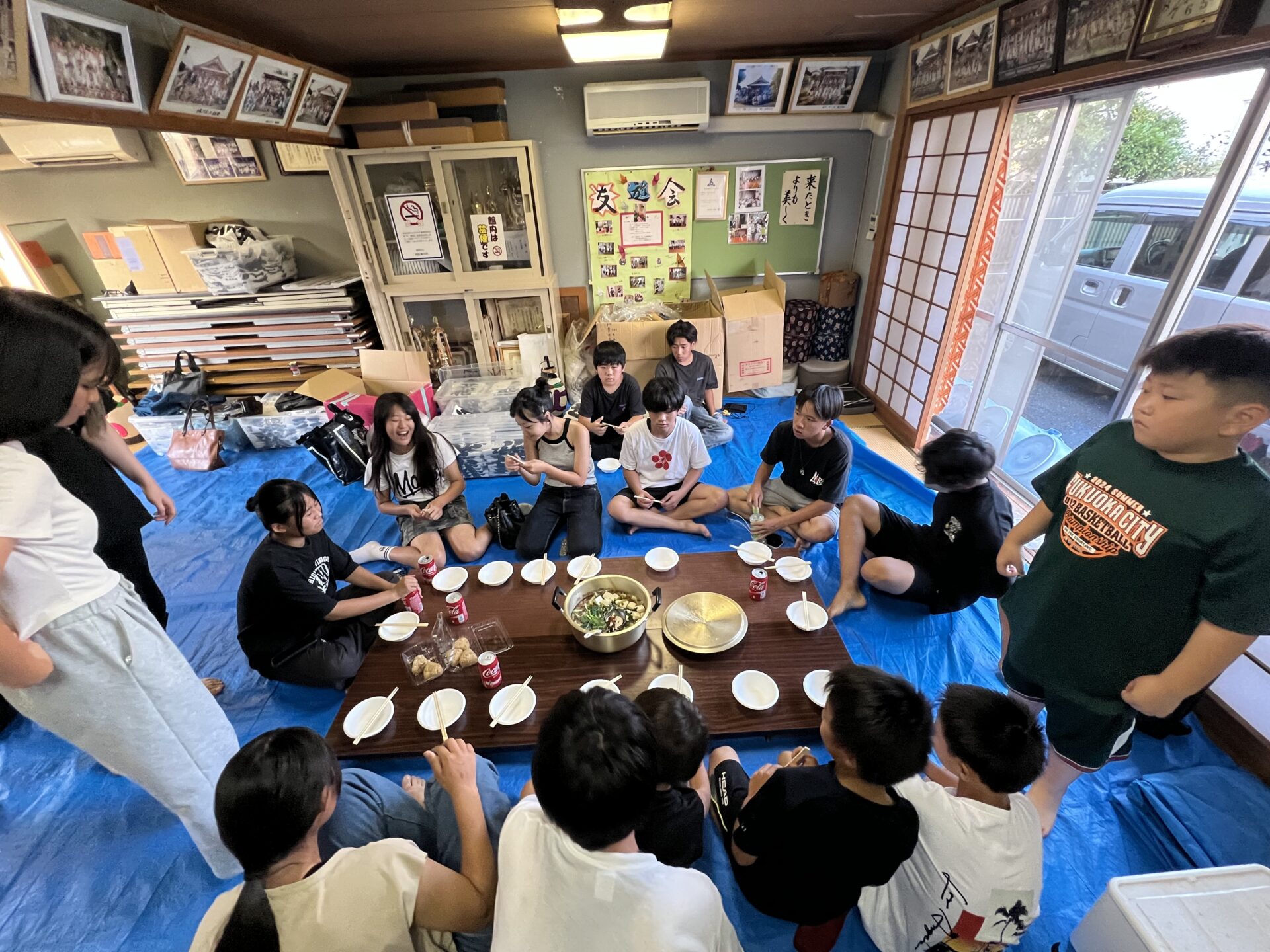 青年部の手料理を囲む子どもたち。湯気と笑顔