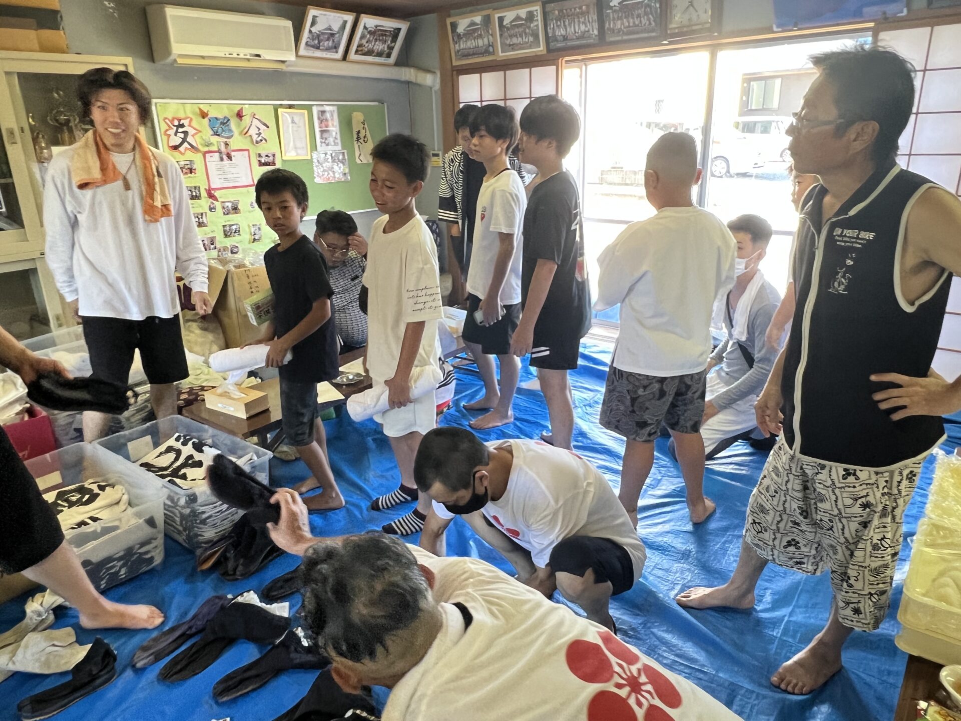 法被を受け取る参加者たち