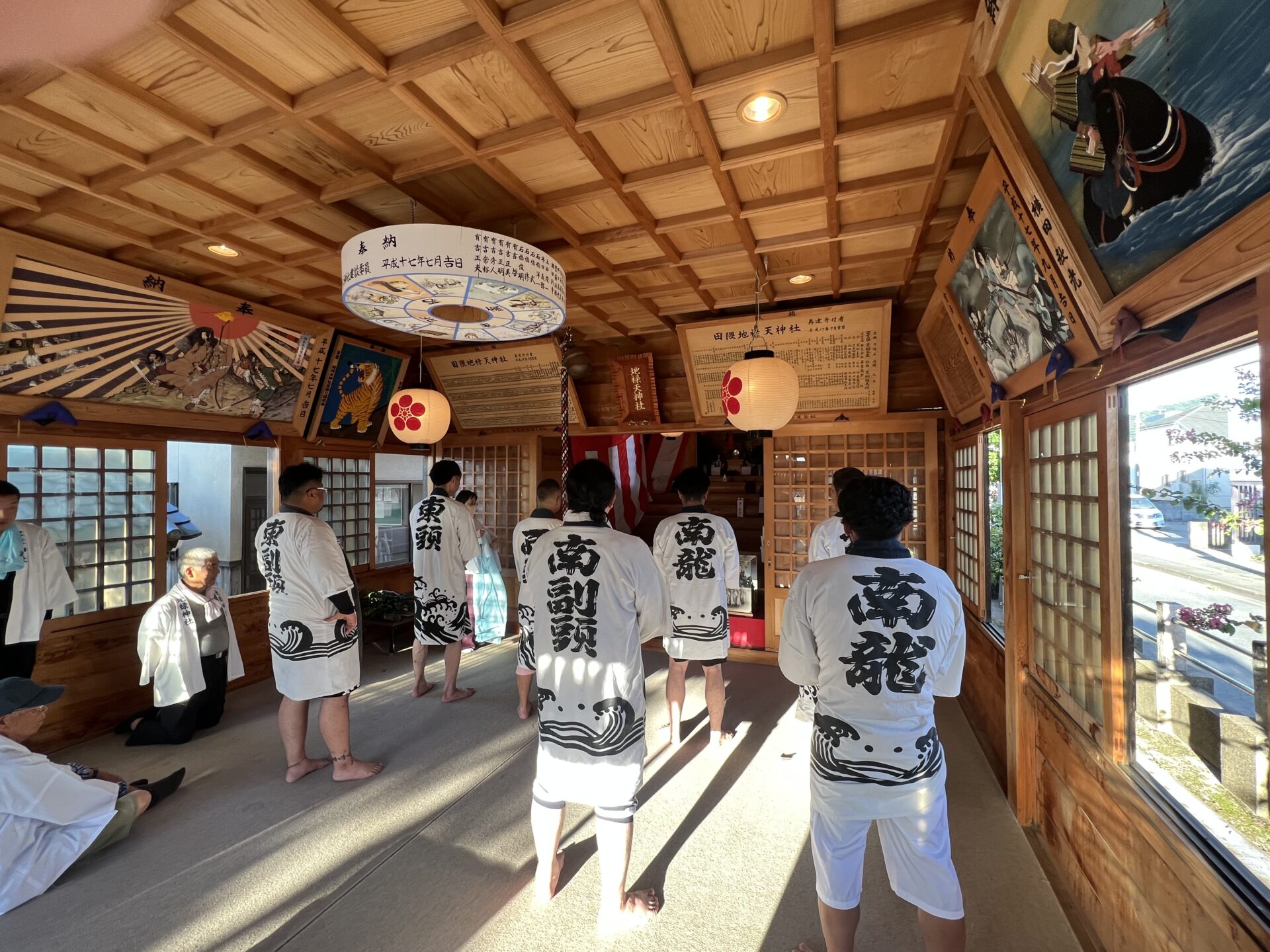 地禄天神社の境内で安全祈願の祈祷が始まる