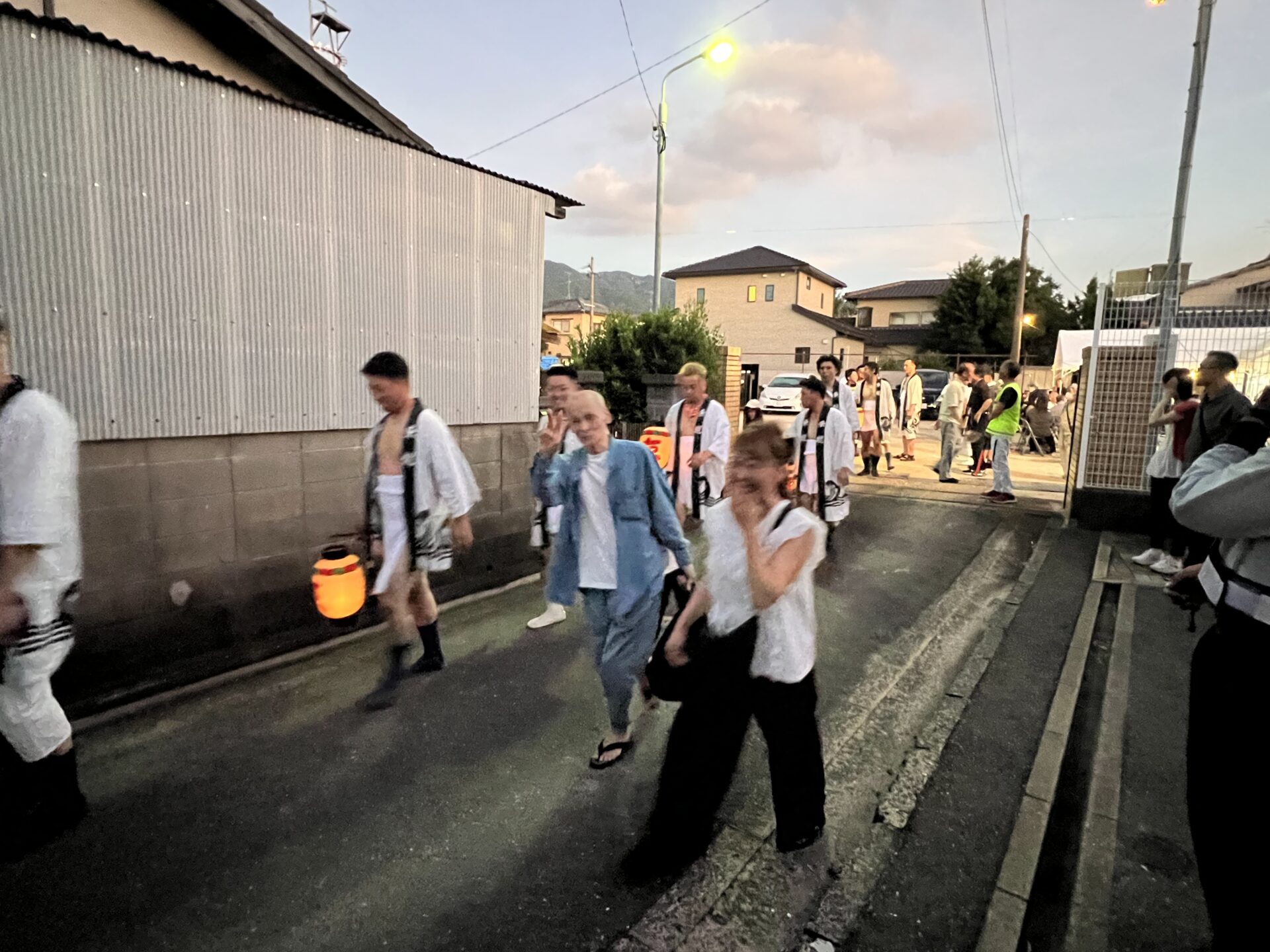 行列を見守る人たちと交錯する視線