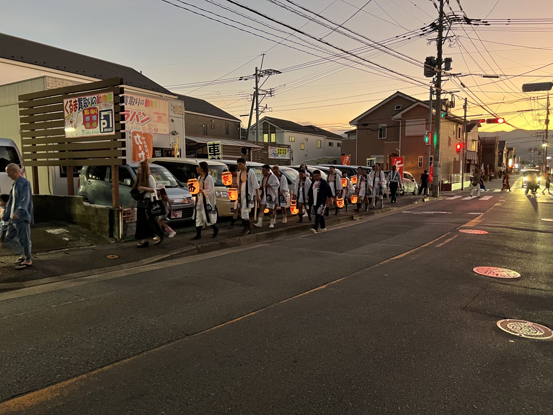 提灯を掲げ行進する人々