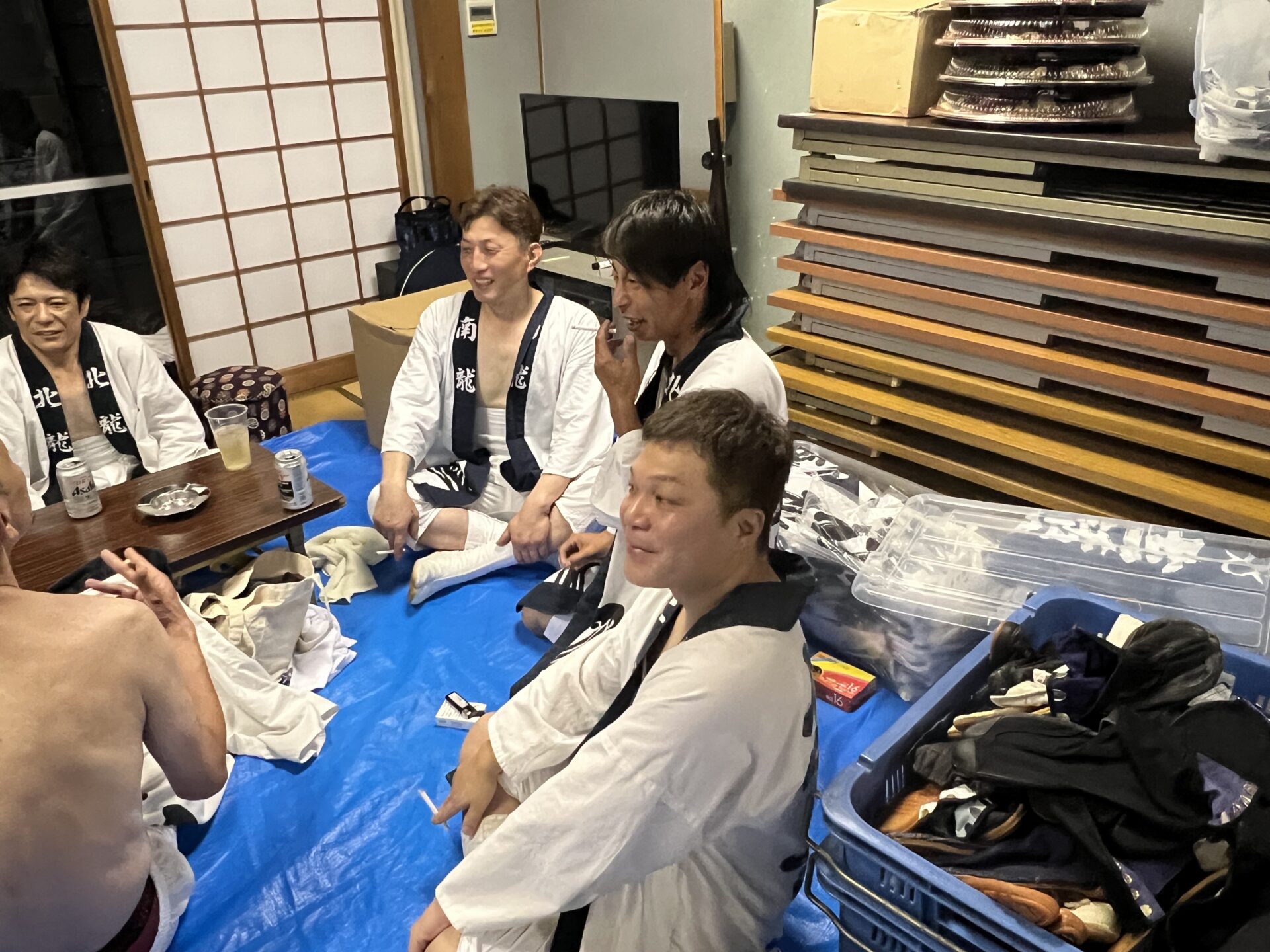 談笑しながら準備の仕上げを行う様子