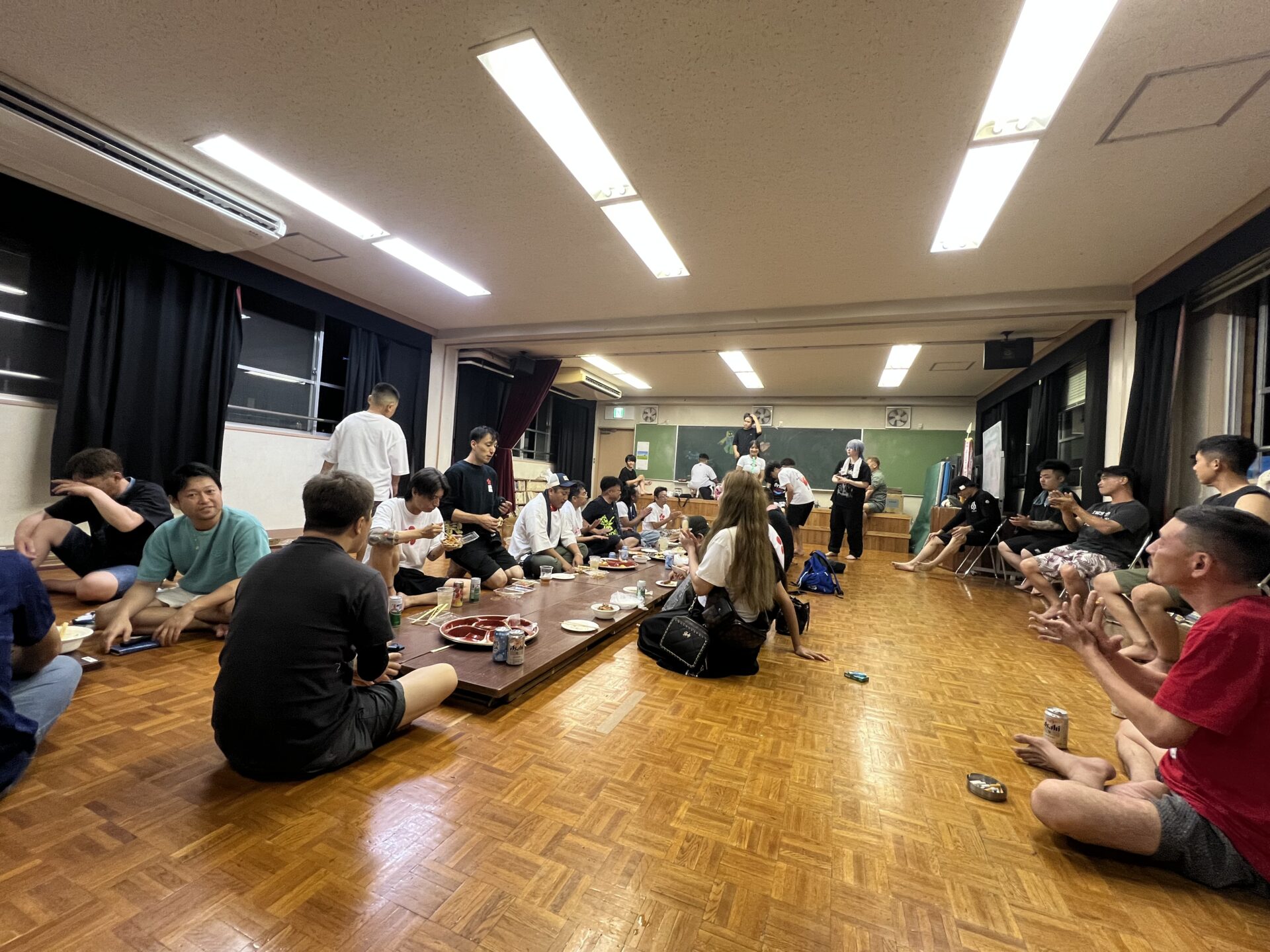 打ち上げで笑顔を交わす参加者たち