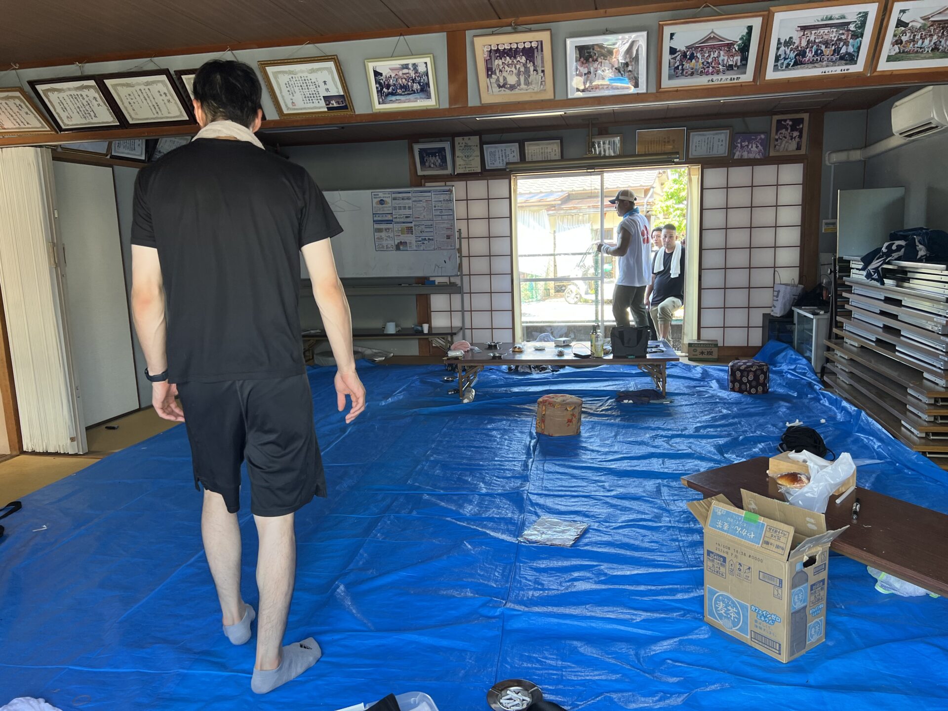 大広間のブルーシート撤収作業