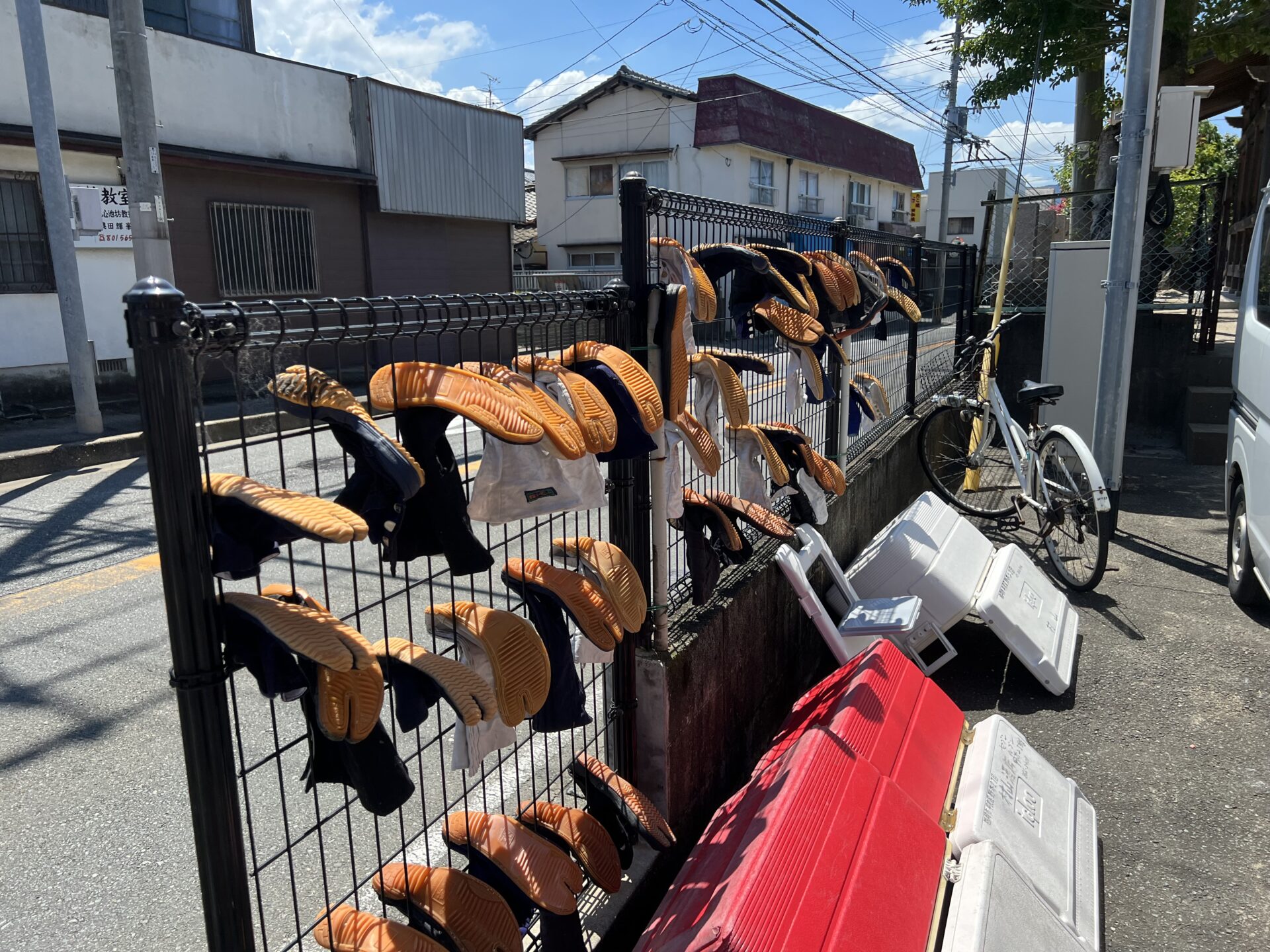 塀に干された地下足袋