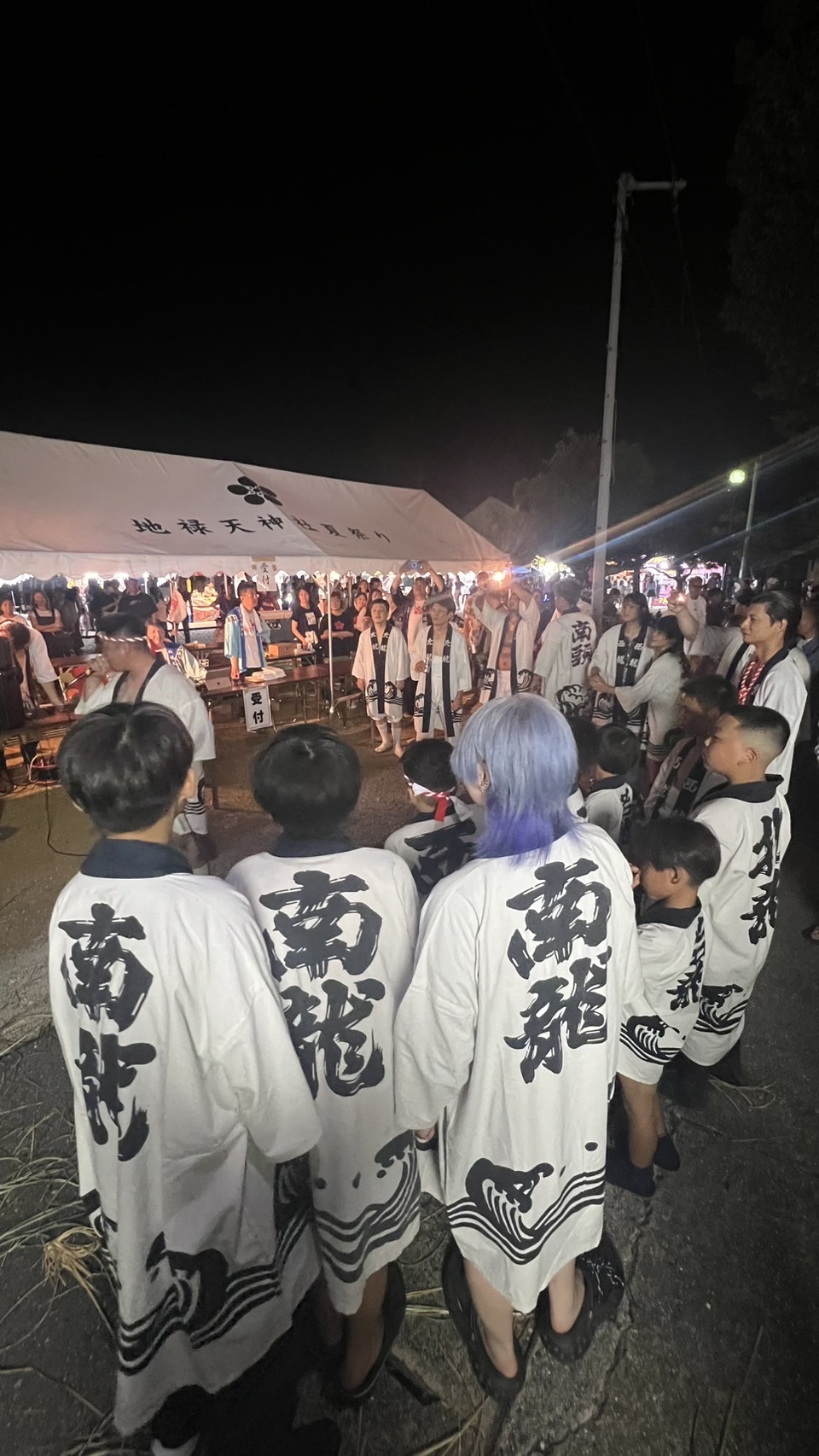 手を合わせ祈るように見守る姿