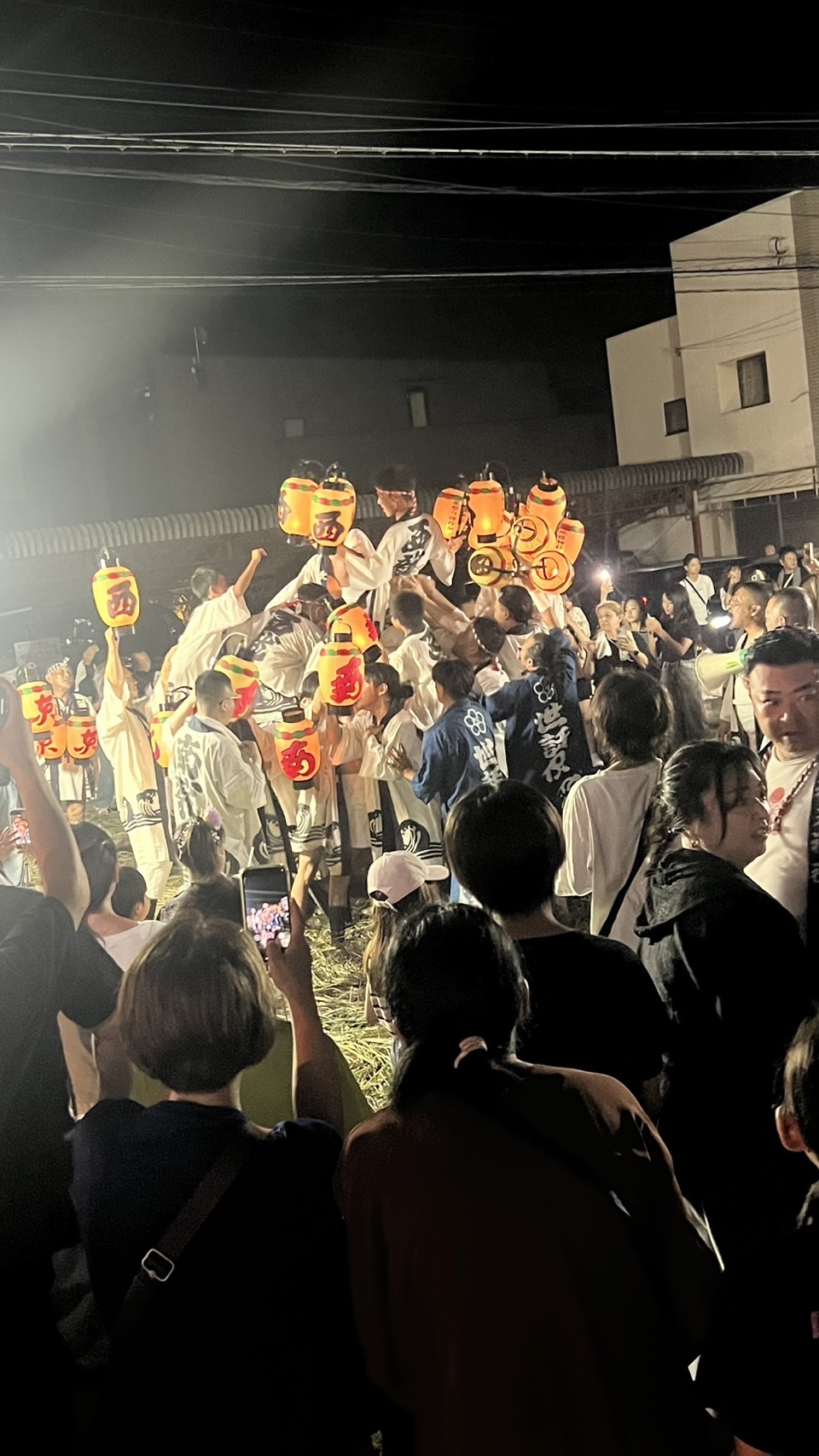 掛け声とともに押し合いが始まる瞬間
