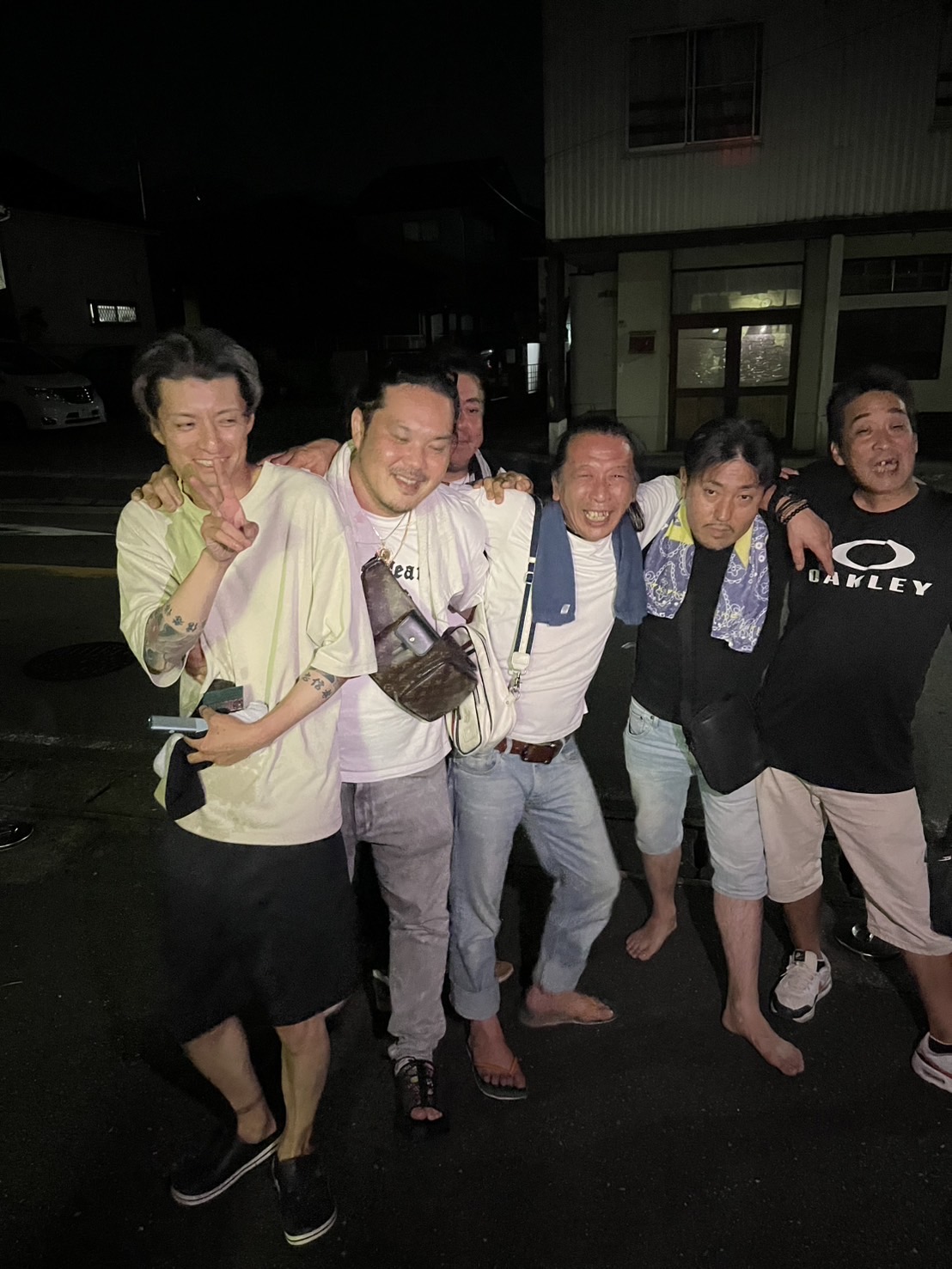 夜風の中、肩を組む仲間たち
