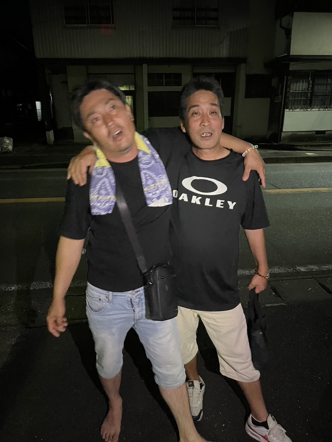 名残惜しそうに歩く仲間たち