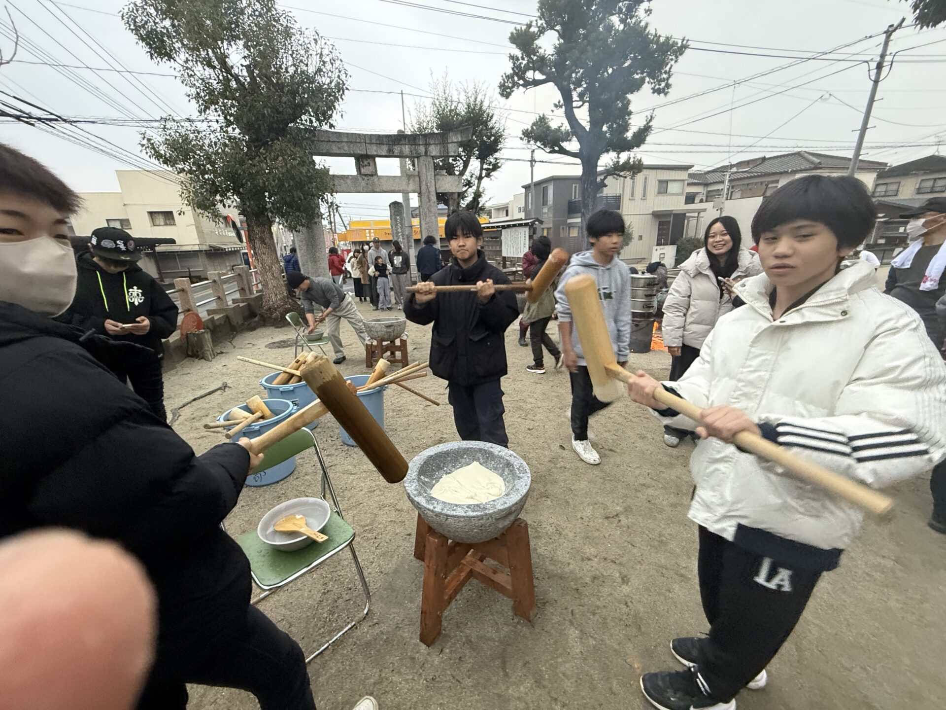餅つき当日の朝、境内の様子