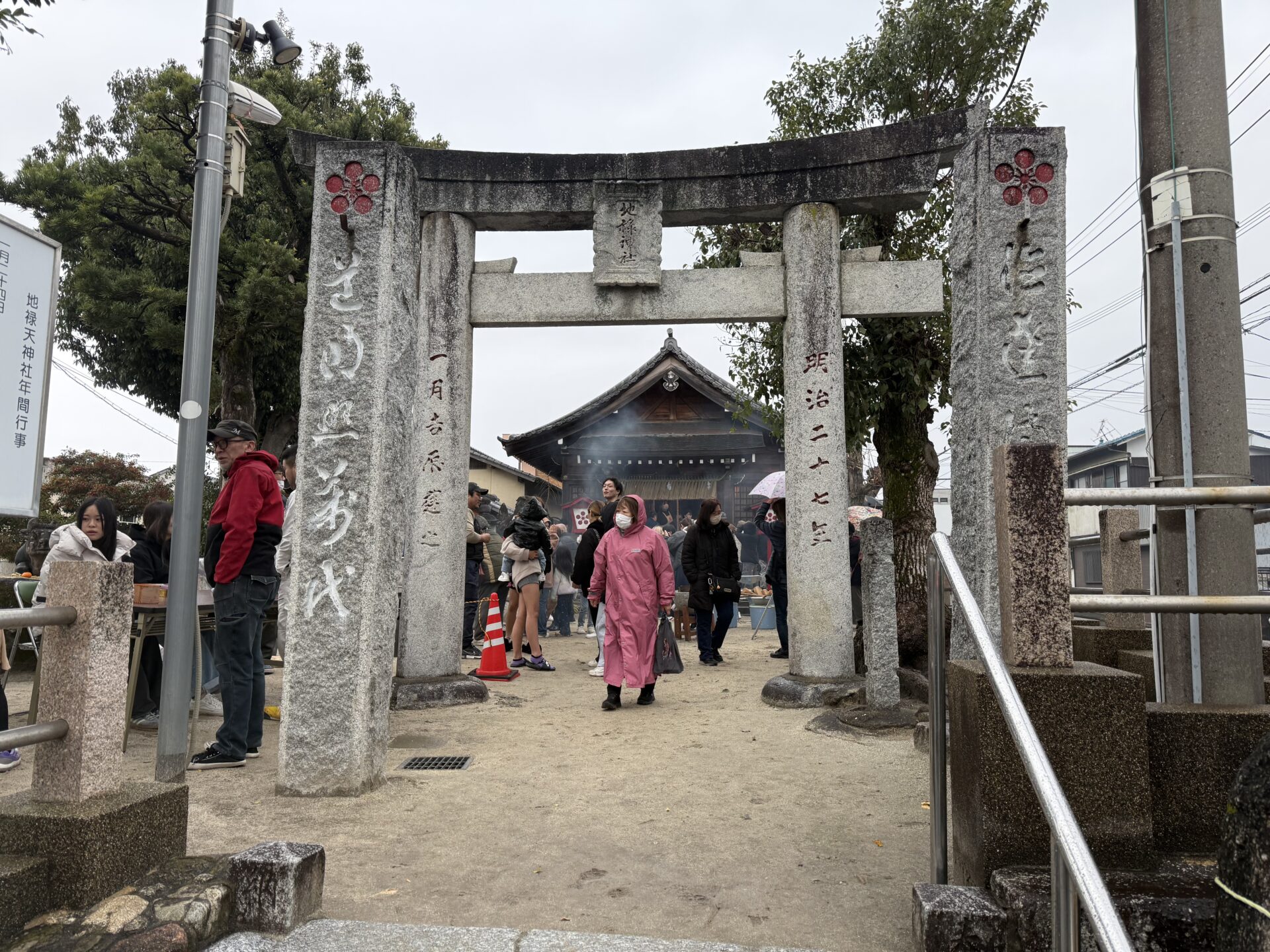 餅つきを見守る人々