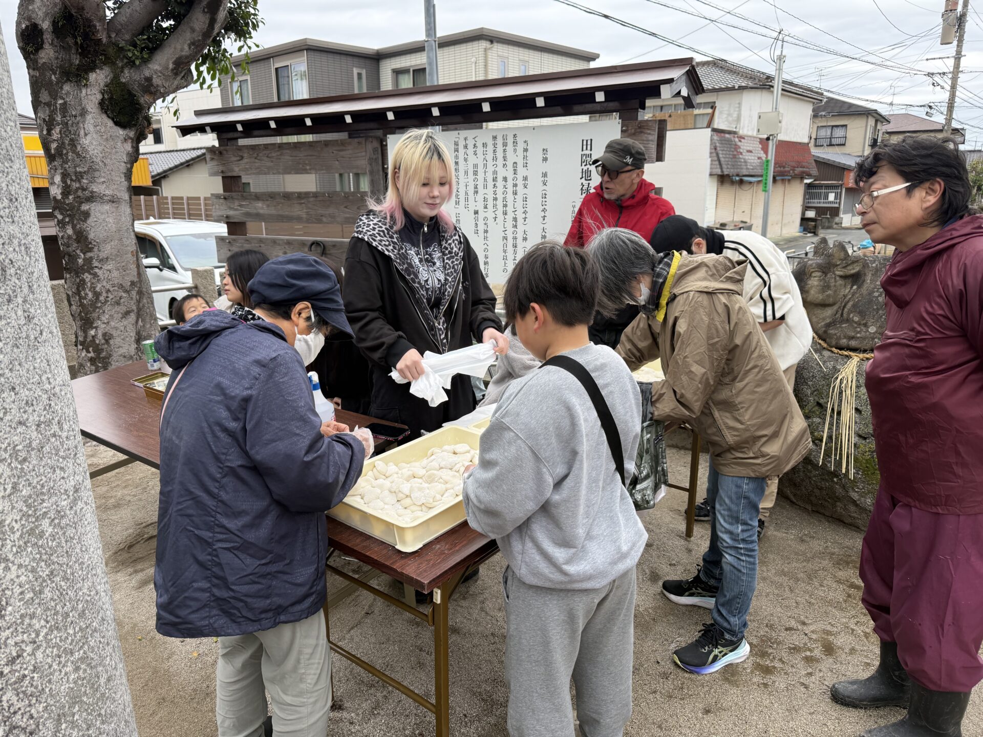 餅つき準備を進める地域の人々