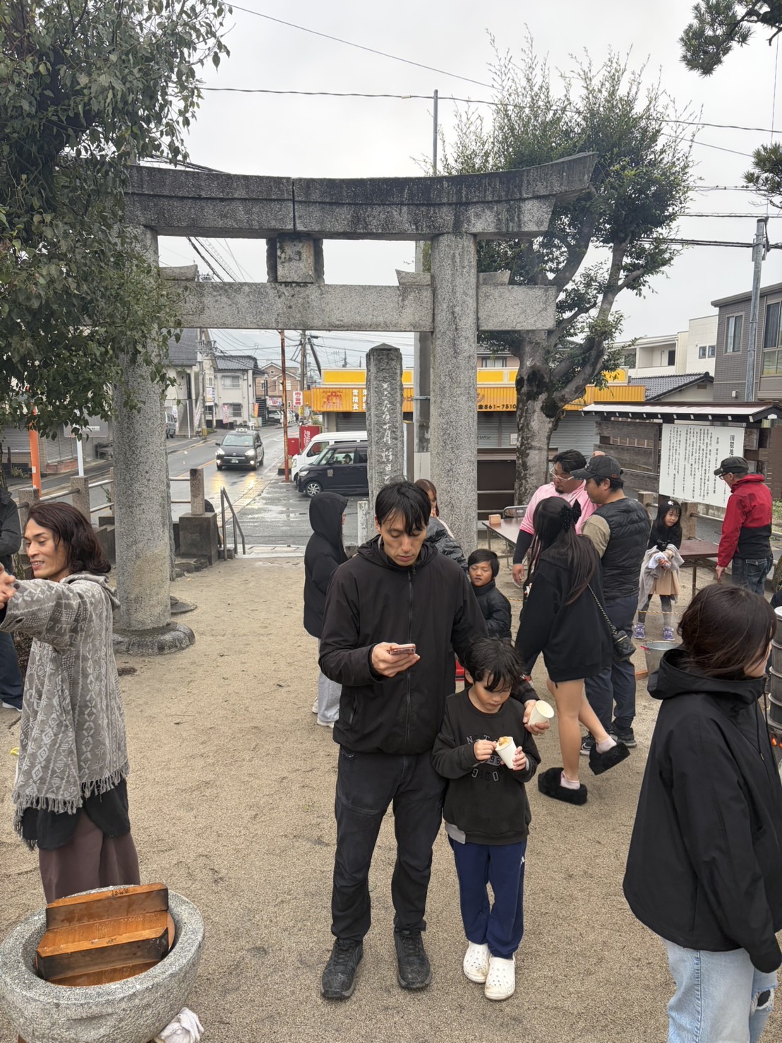 餅を受け取る参加者