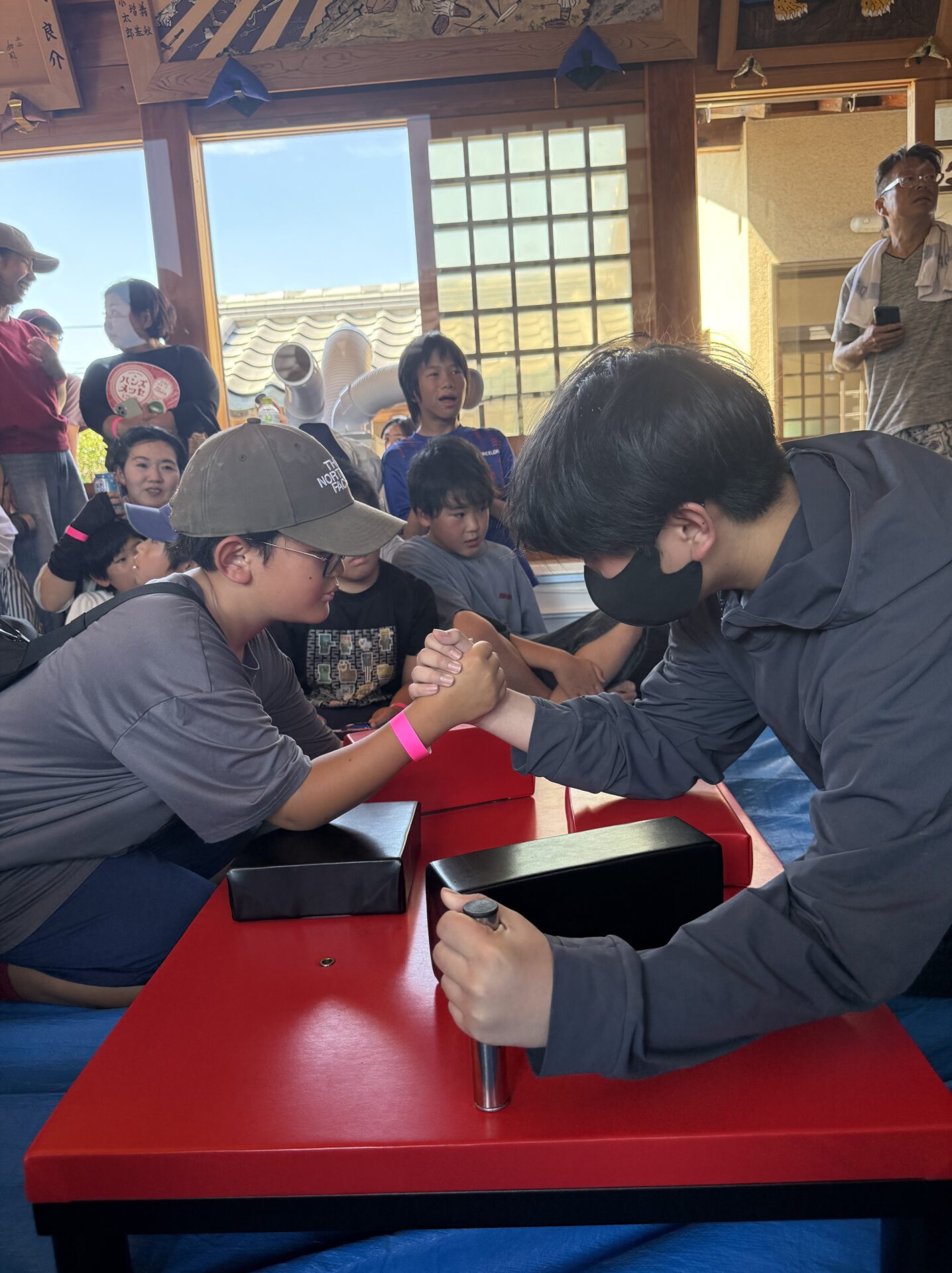 中学生の腕相撲大会の真剣勝負