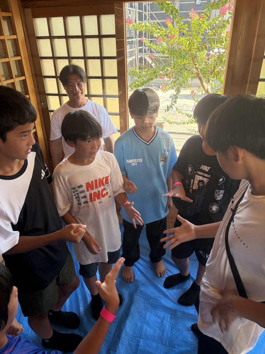 腕相撲大会の対戦順を決める子どもたち