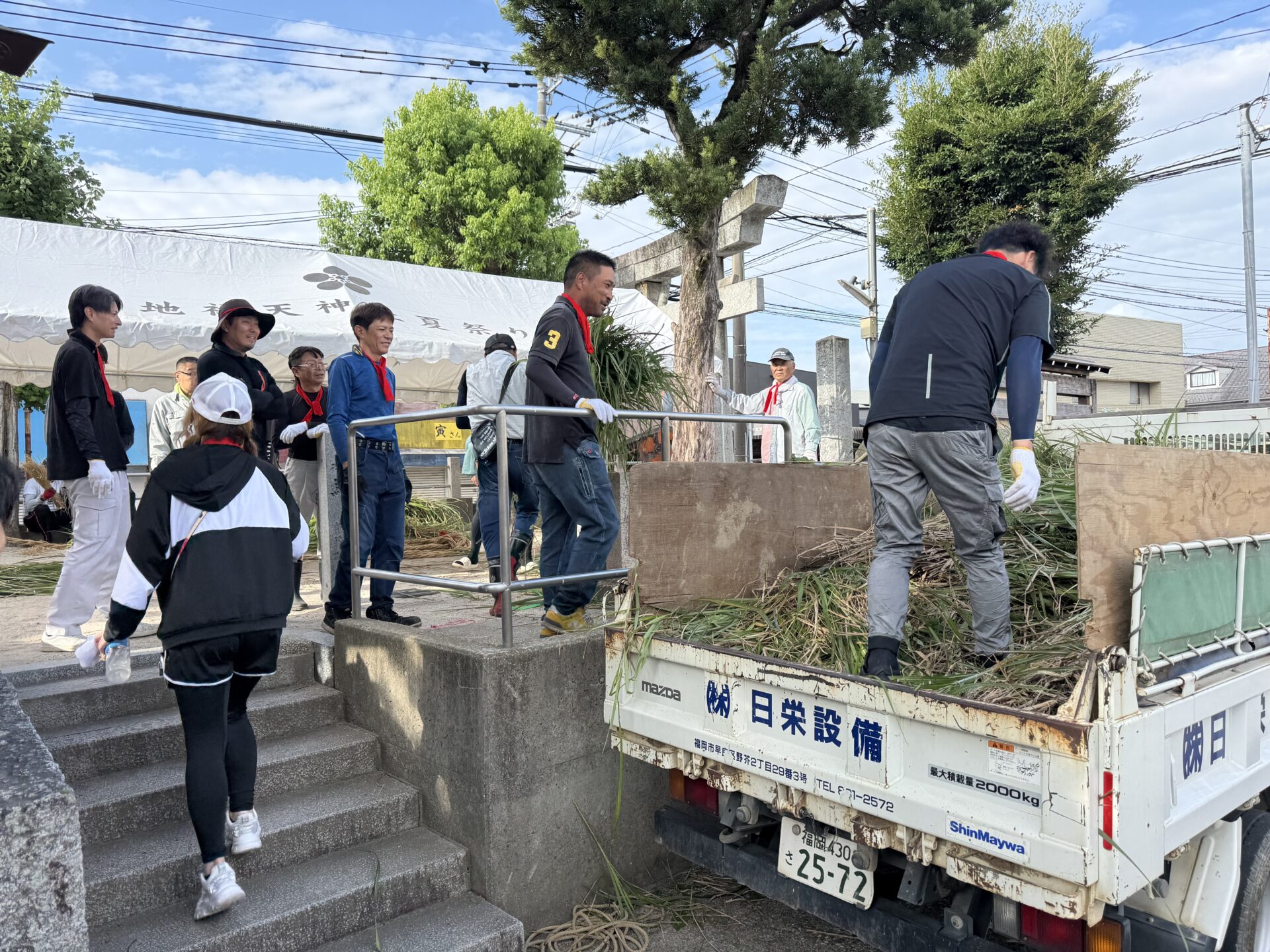 地録天神社へ戻りトラックからカヤを降ろす様子