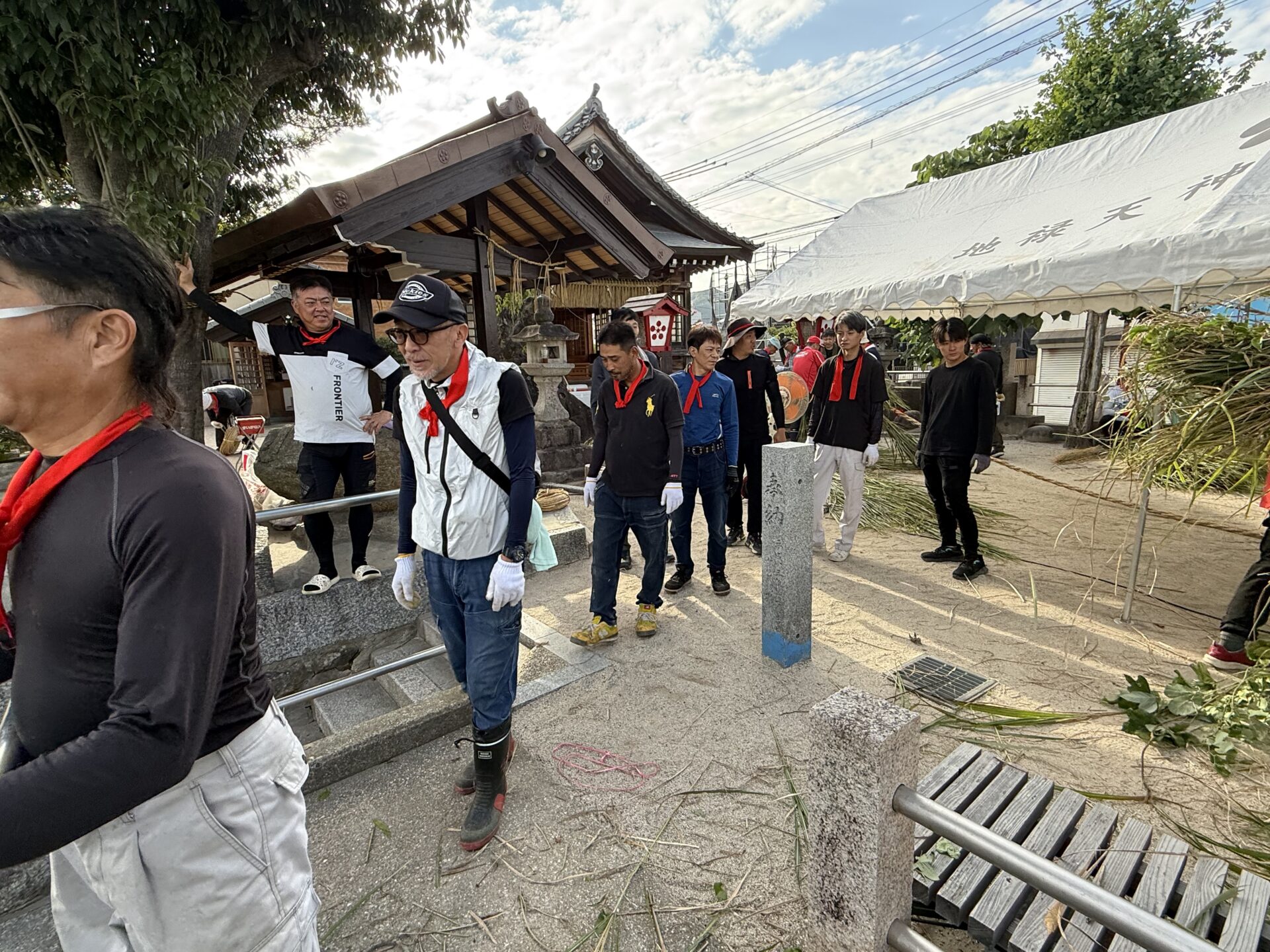 境内へ大量のカヤを搬入する皆様