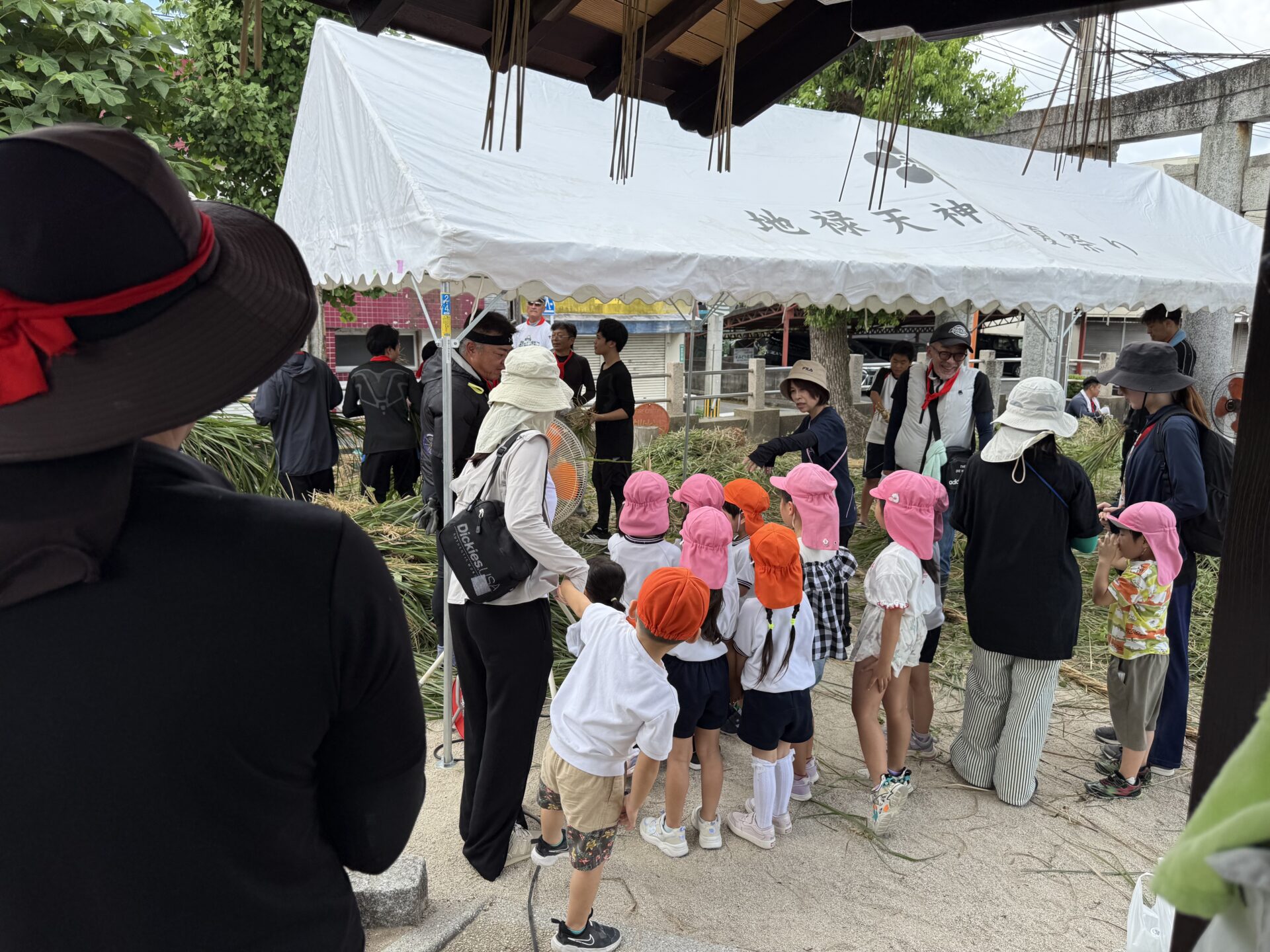 盆綱づくりを見学する保育園の子どもたち