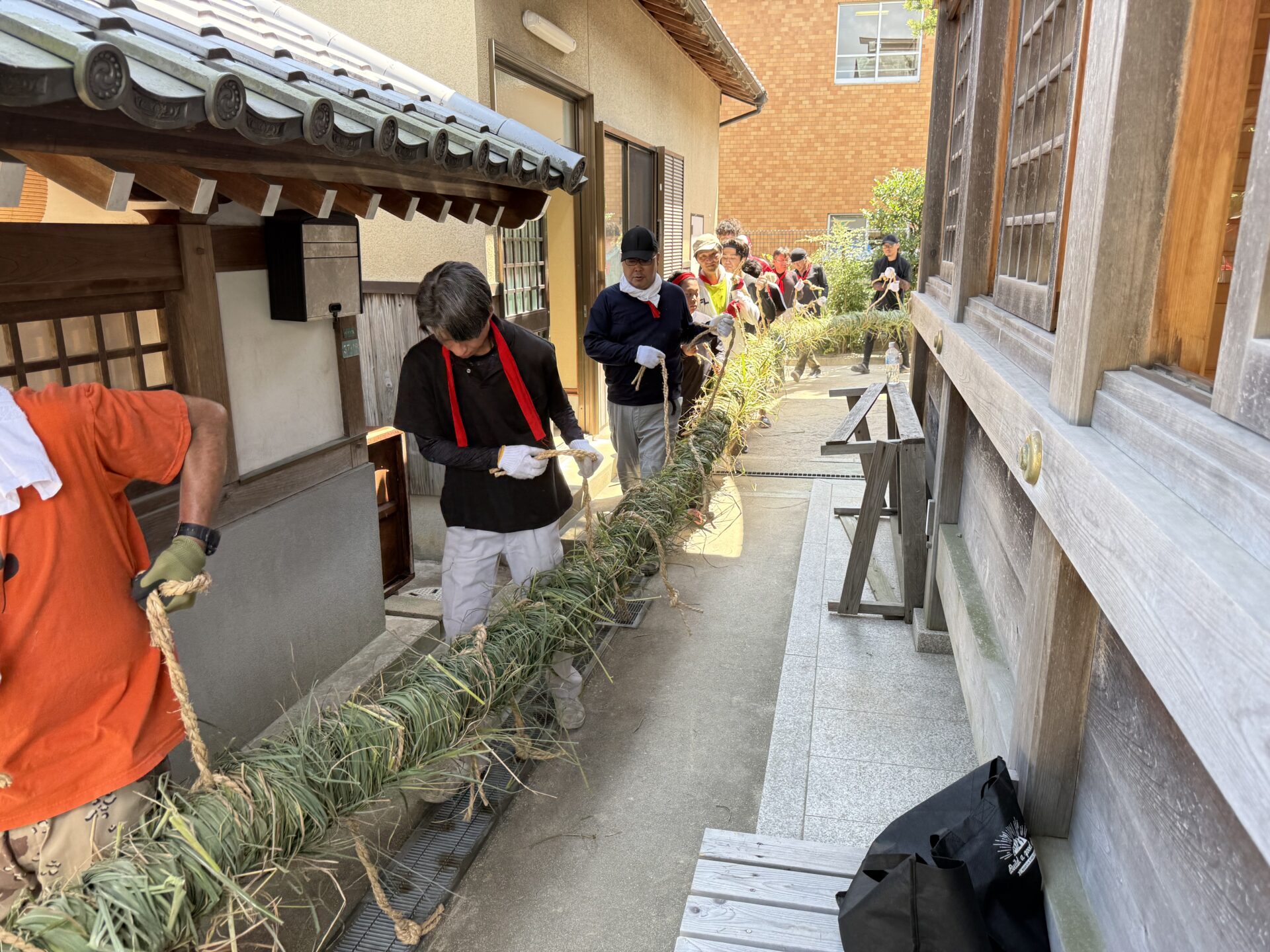 長い盆綱を力を合わせて運ぶ地域の皆様