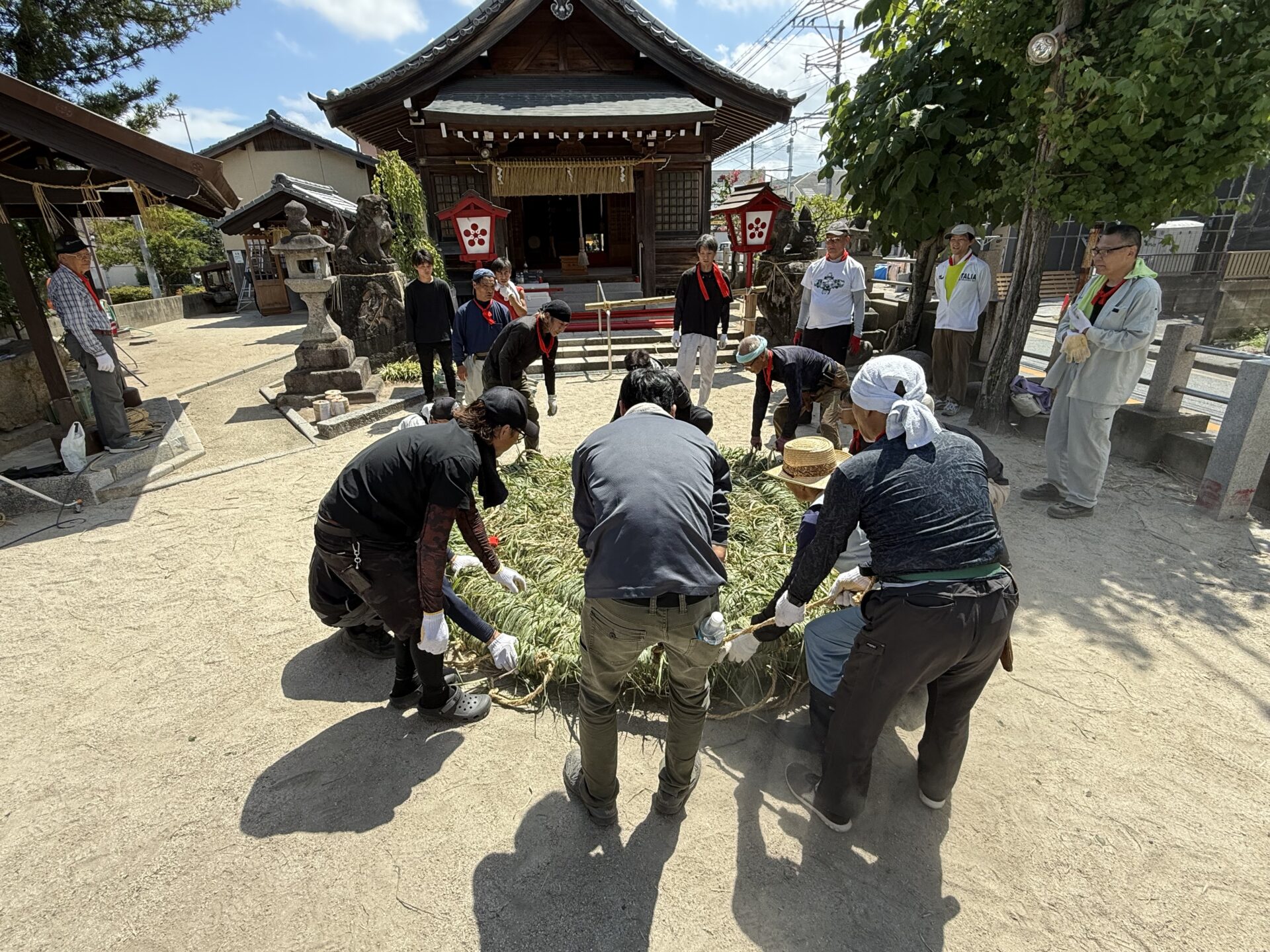 神殿に対して盆綱の向きを調整する様子