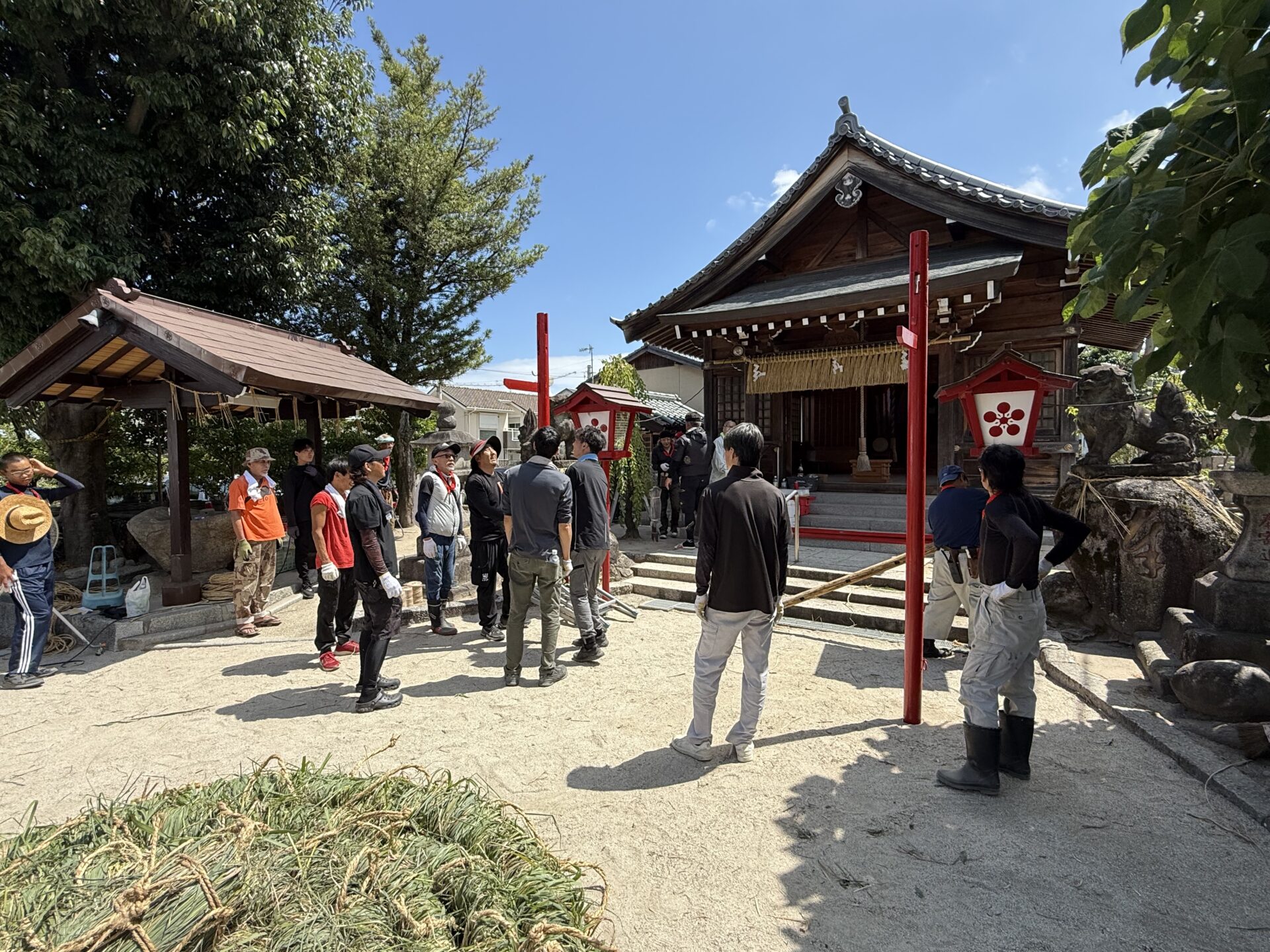 盆綱が完成し一息つく参加者