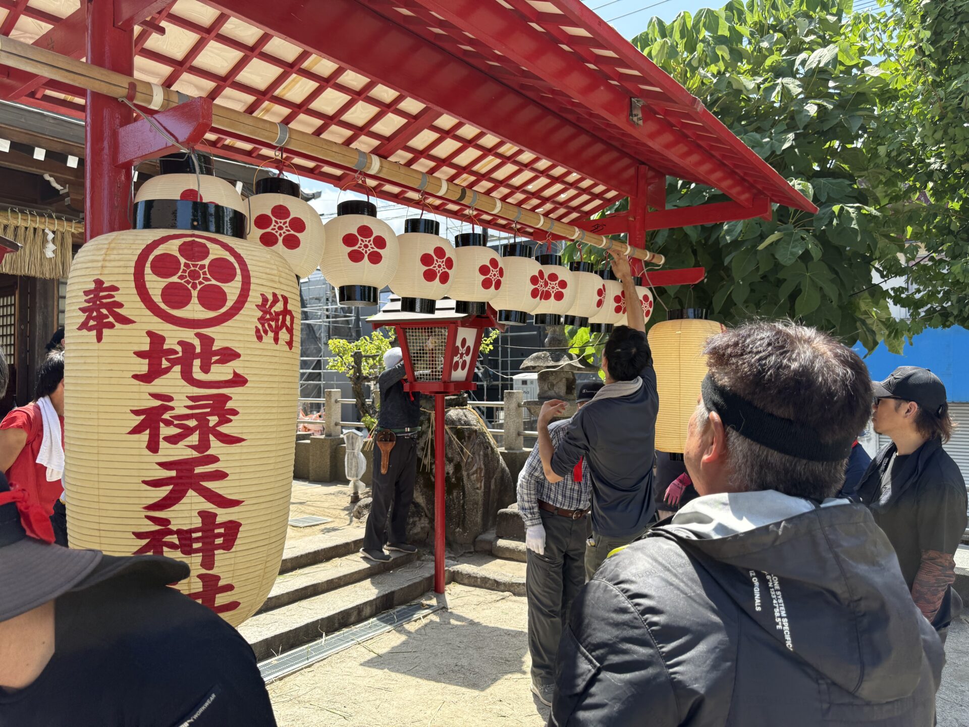 地録天神社の提灯を取り付ける様子