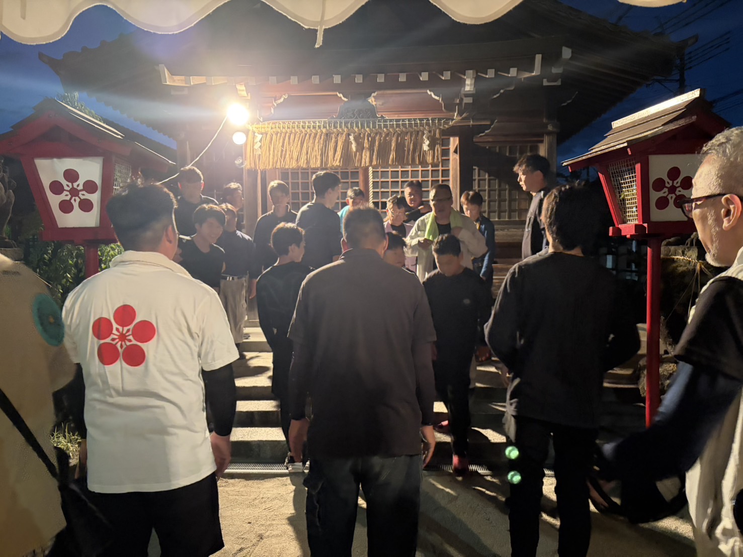 出発前に地録天神社で安全を祈る皆様