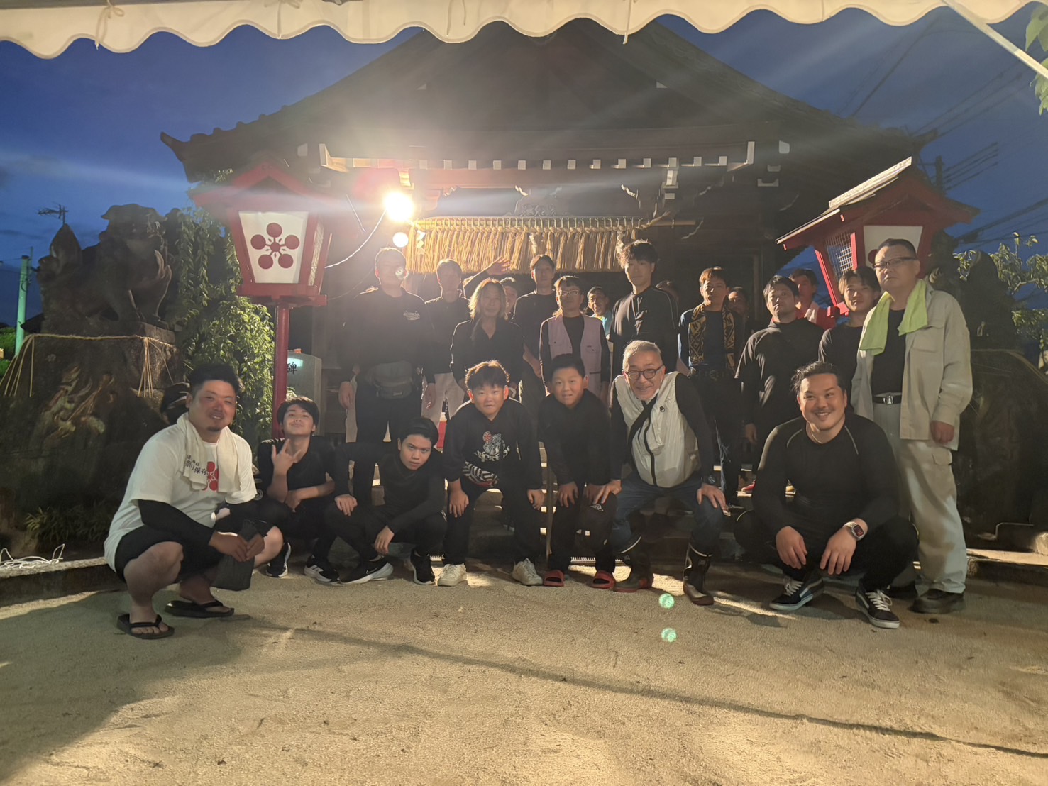 カヤ刈りへ出発する前の集合写真