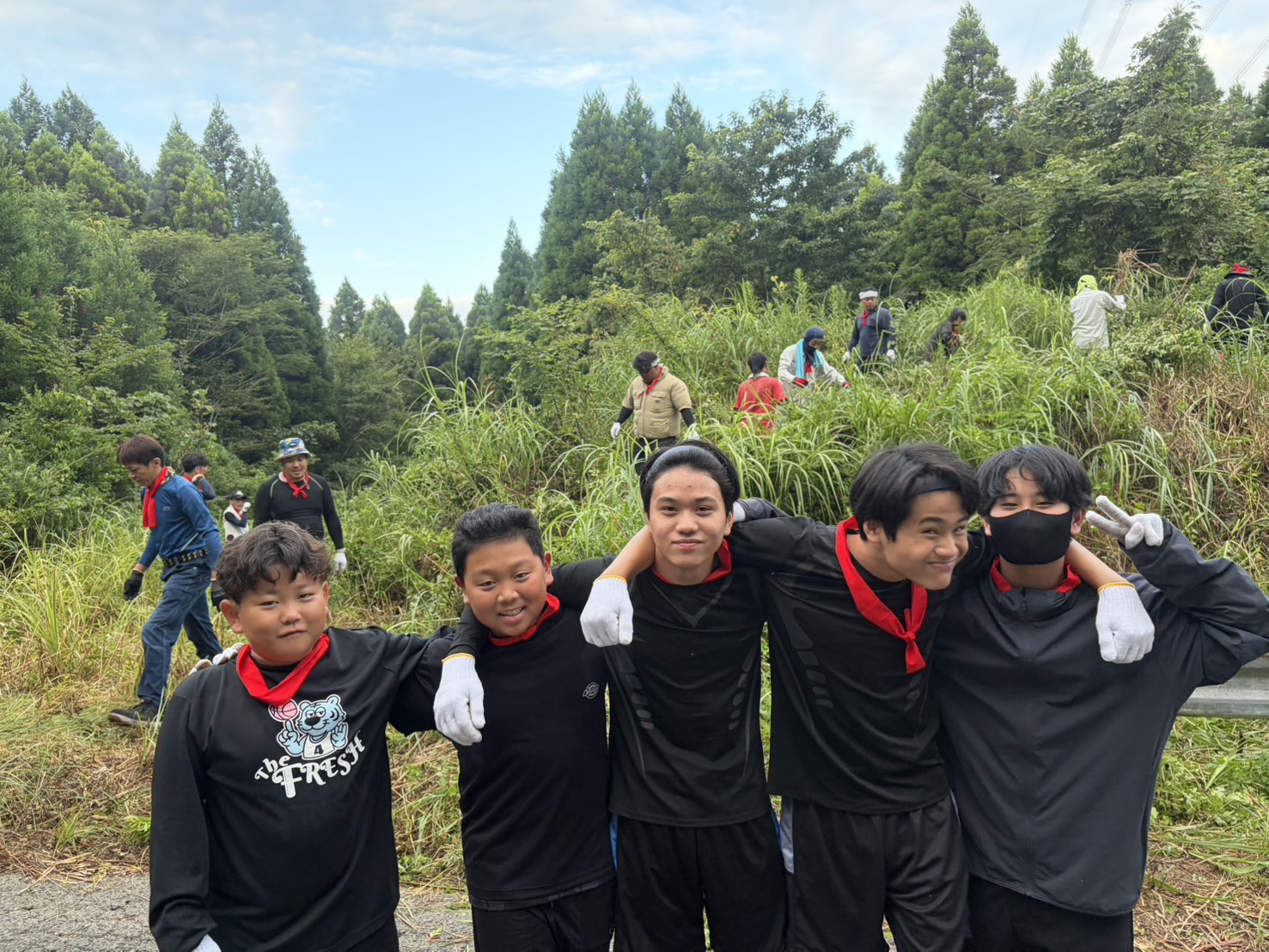 カヤ刈りに参加した若い世代の皆さん