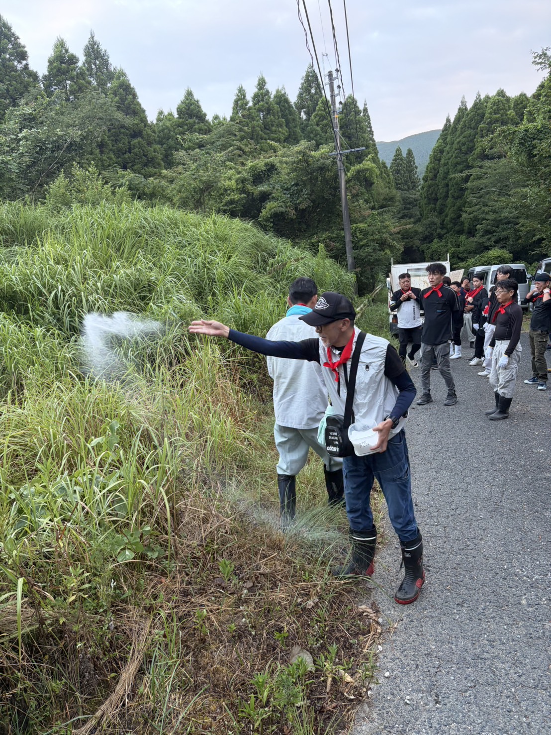 カヤ刈り前に塩をまいて清める様子